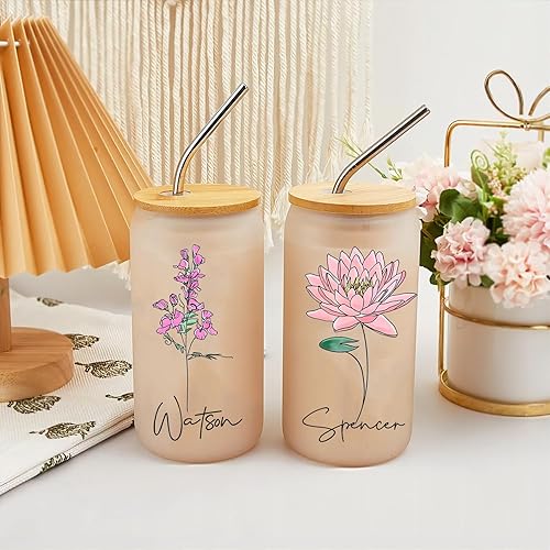 Miniatura 2 de Vaso de café helado personalizado con tapa de bambú y popote de plástico, taza de vidrio con nombre con flor de nacimiento, taza de café en forma de