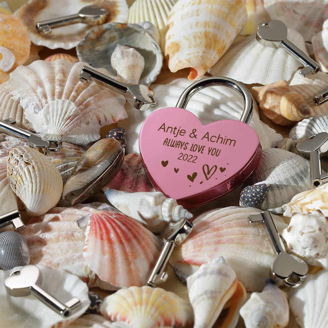 Cadenas D'amour En Forme De Cœur à Attatched Grillage Sur Un Pont. Le Cadenas Contient 'Ich Liebe Dich'.Valentine's Day L'arrière-plan. Belle Journée De Mariage Photo Stock - Alamy