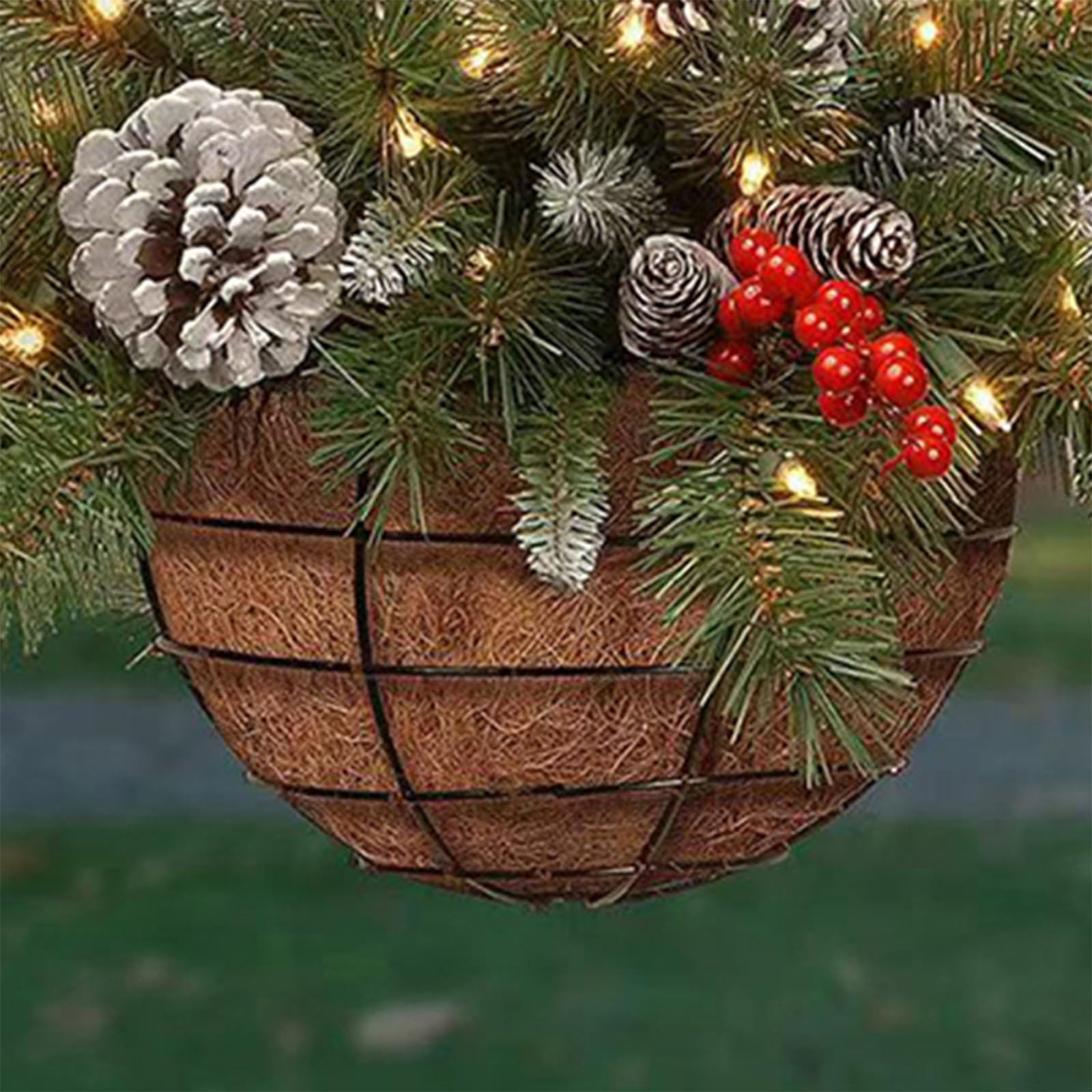 Cesto Natalizio da Appendere All'aperto con Bacche Rosse E Pigne Fioriera Artificiale Pre-illuminata con Luci a LED per Decorazioni per Design Resistente alle Intemperie Bacche Rosse