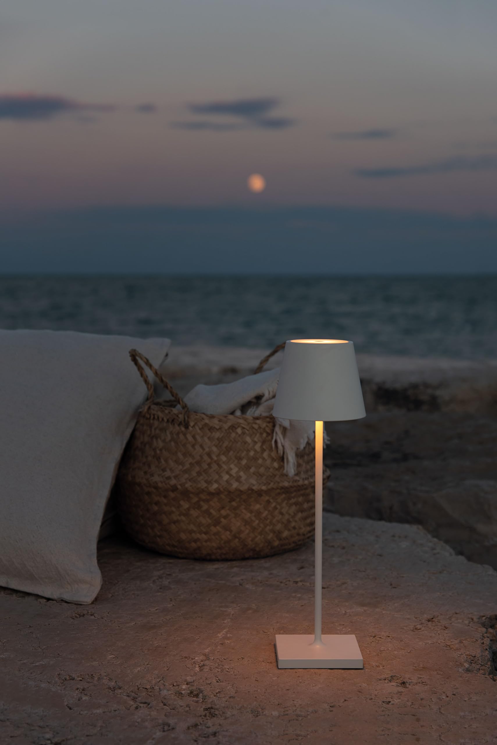 Zafferano, Lampa Poldina Pro, Bezprzewodowa Zasilana Akumulatorowo Lampa Stołowa ze Sterowaniem Dotykowym, Również do Użytku Zewnętrznego, Ściemniacz, 2200-3000 K, Wysokość 38 cm, Kolor Biały