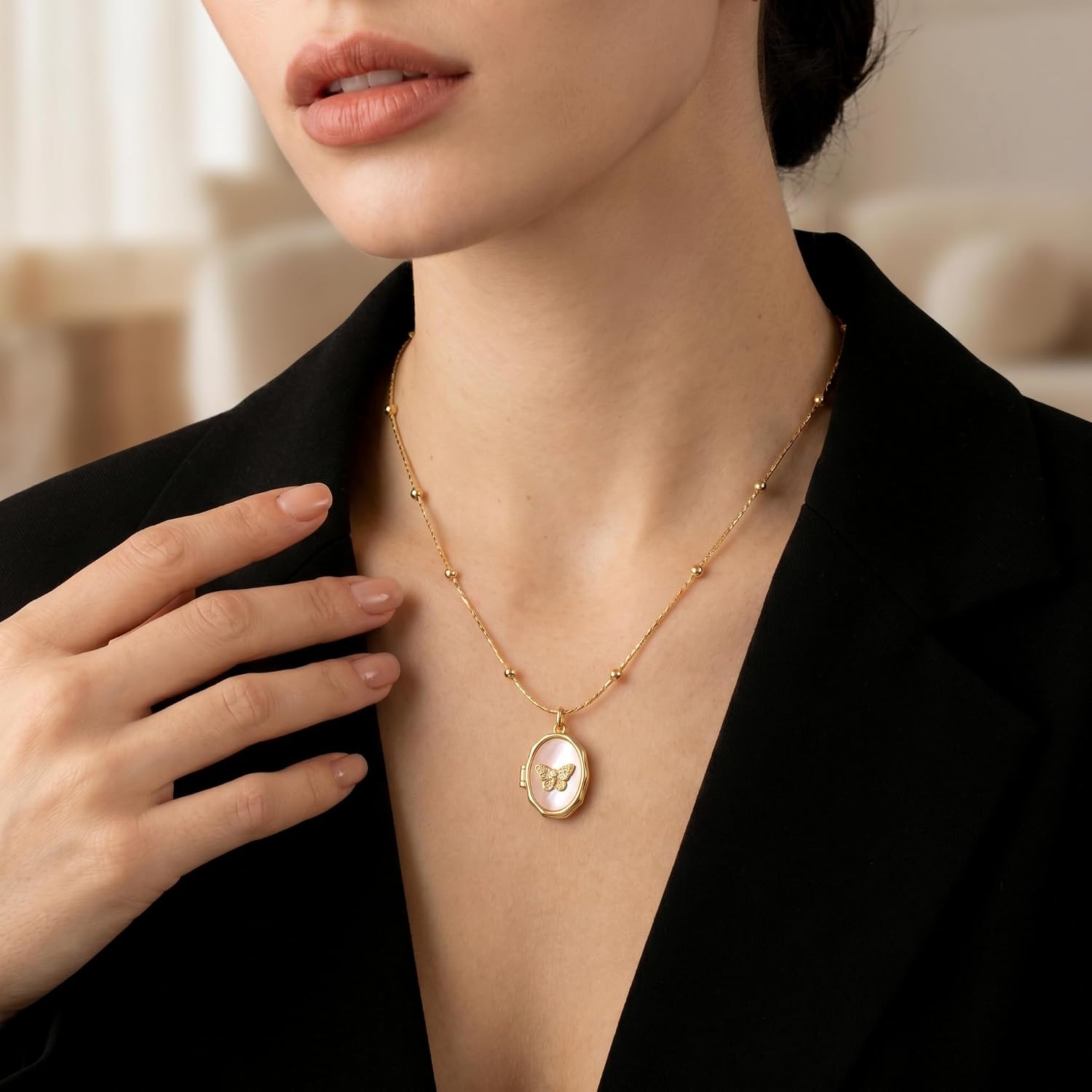 Picture Locket Necklace for Women Gold Butterfly Shell Locket Pendant Necklace Copper Photo Holder Charm Jewelry