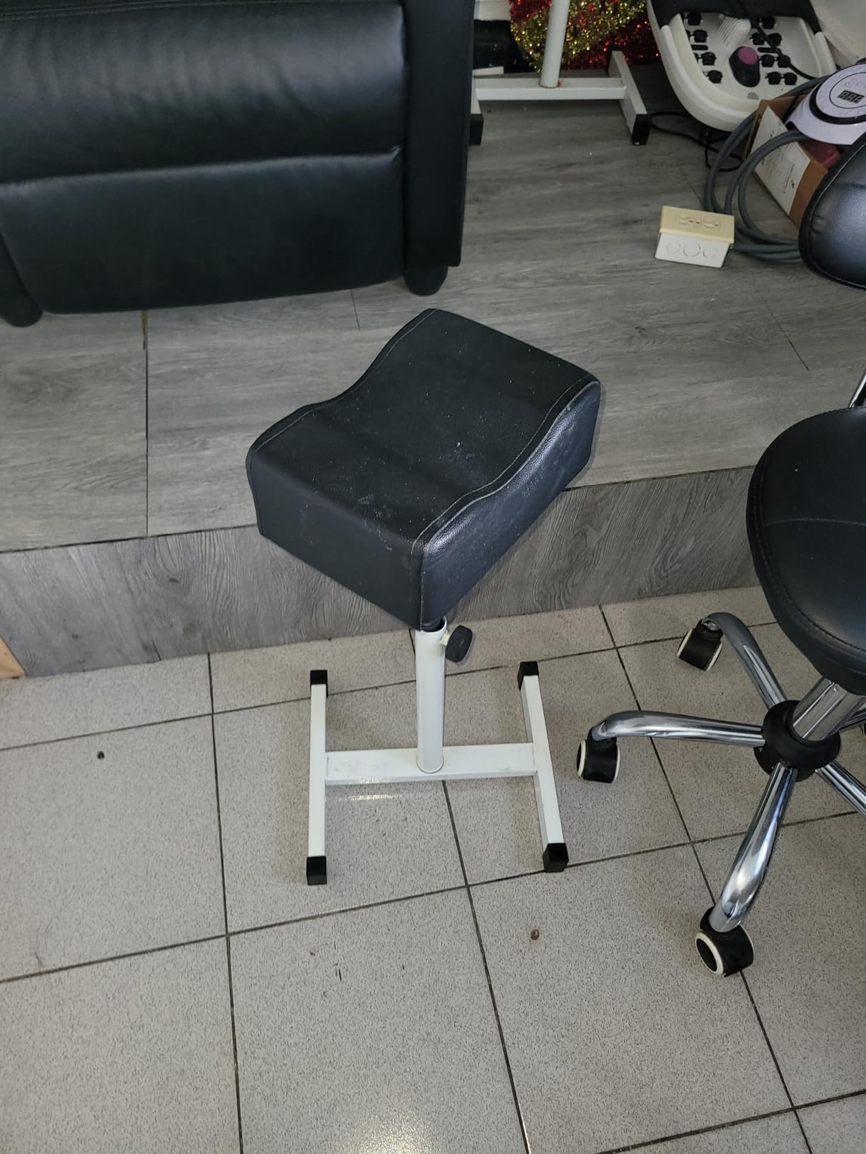 FLOLXNB Pedicure Manicure Footrest, Foot Massage Manicure Nail Beauty Stool Stand, Adjustable Height Footstool for Home Beauty Salon Spa Tattoo (Black) 4.85lb