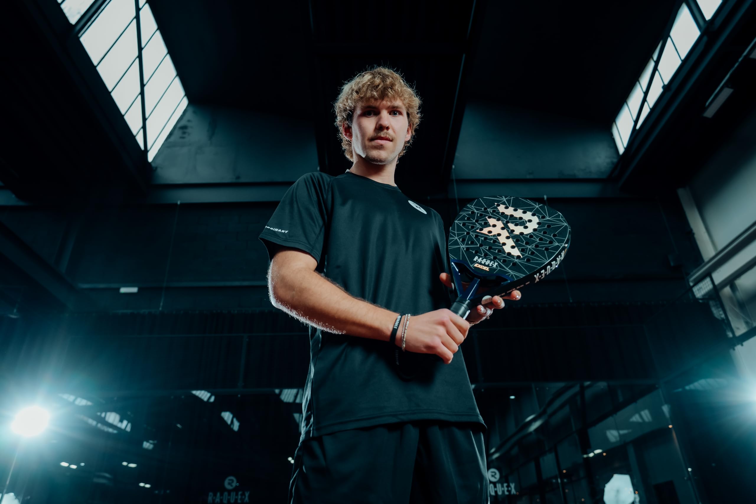 Raquex Excel Padelschläger – für fortgeschrittene Anfänger/Fortgeschrittene – 12K-Carbonrahmen, reaktiver ImpactCore Eva 15-Schaumstoff, Doppelrohr-System für Langlebigkeit – mit Handgelenkschlaufe