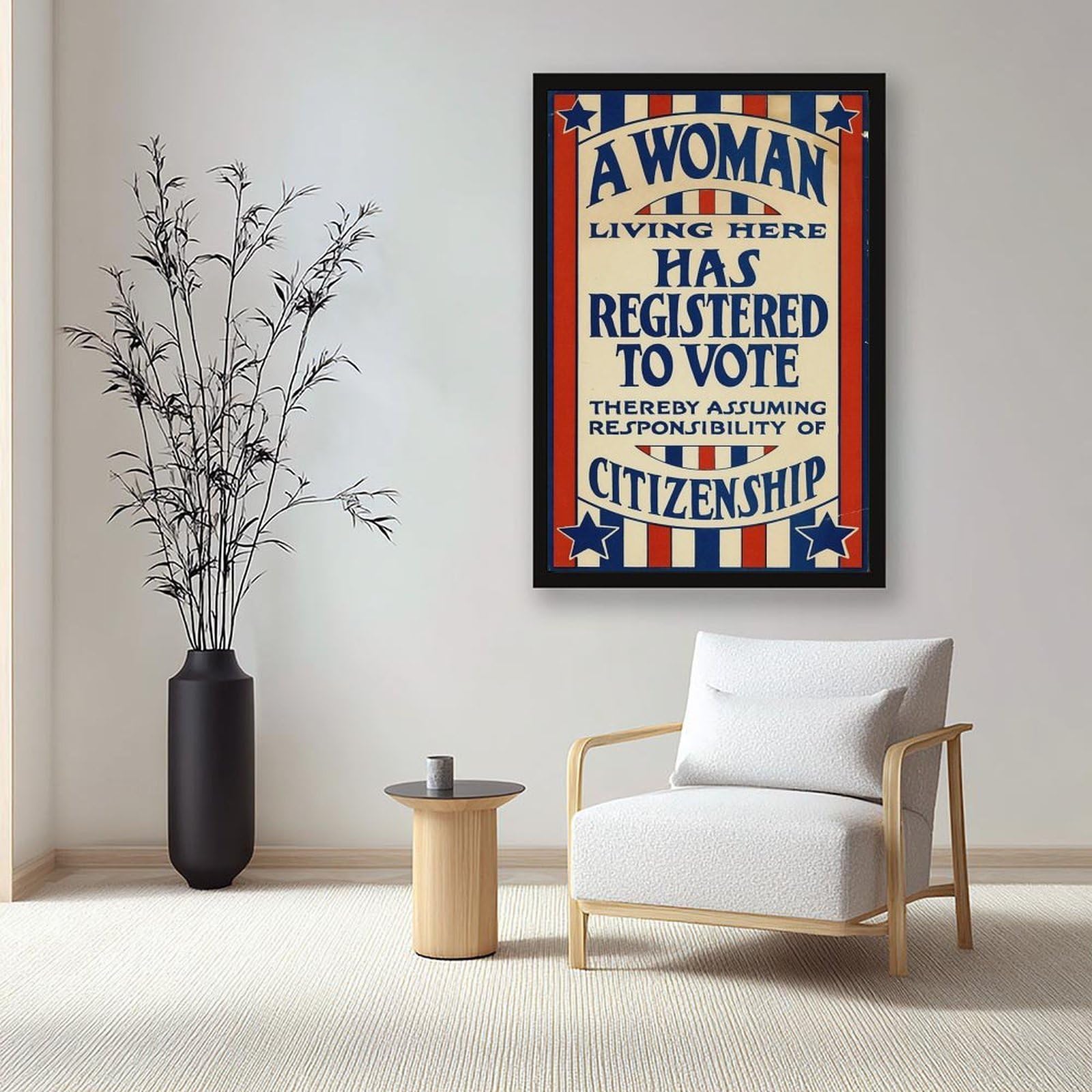 WCYB Cartel decorativo de pared con texto en inglés "A Woman Living Here Has Registered to Vote" (Una mujer viviendo aquí ha registrado para votar) - Letrero de votación de mujer con derecho a votar
