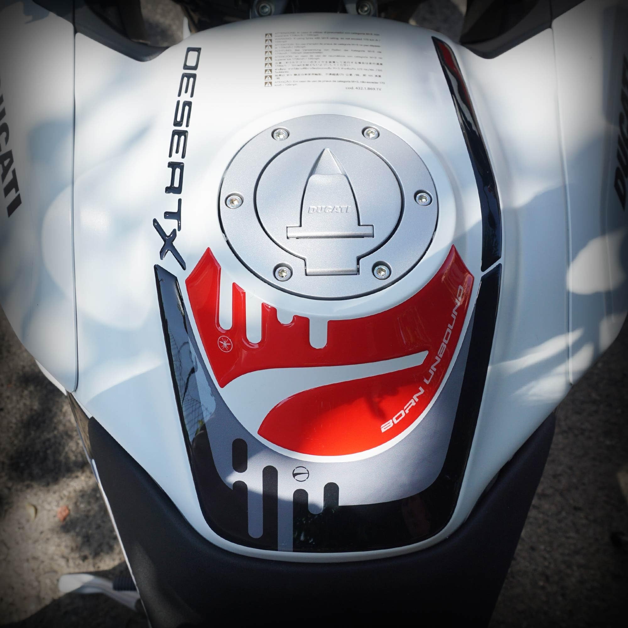 labelbike Adesivo Moto Paraserbatoio Compatibile con Ducati | DesertX 2026, Protezione Protezione in Resina, Antigraffio, Decorazione