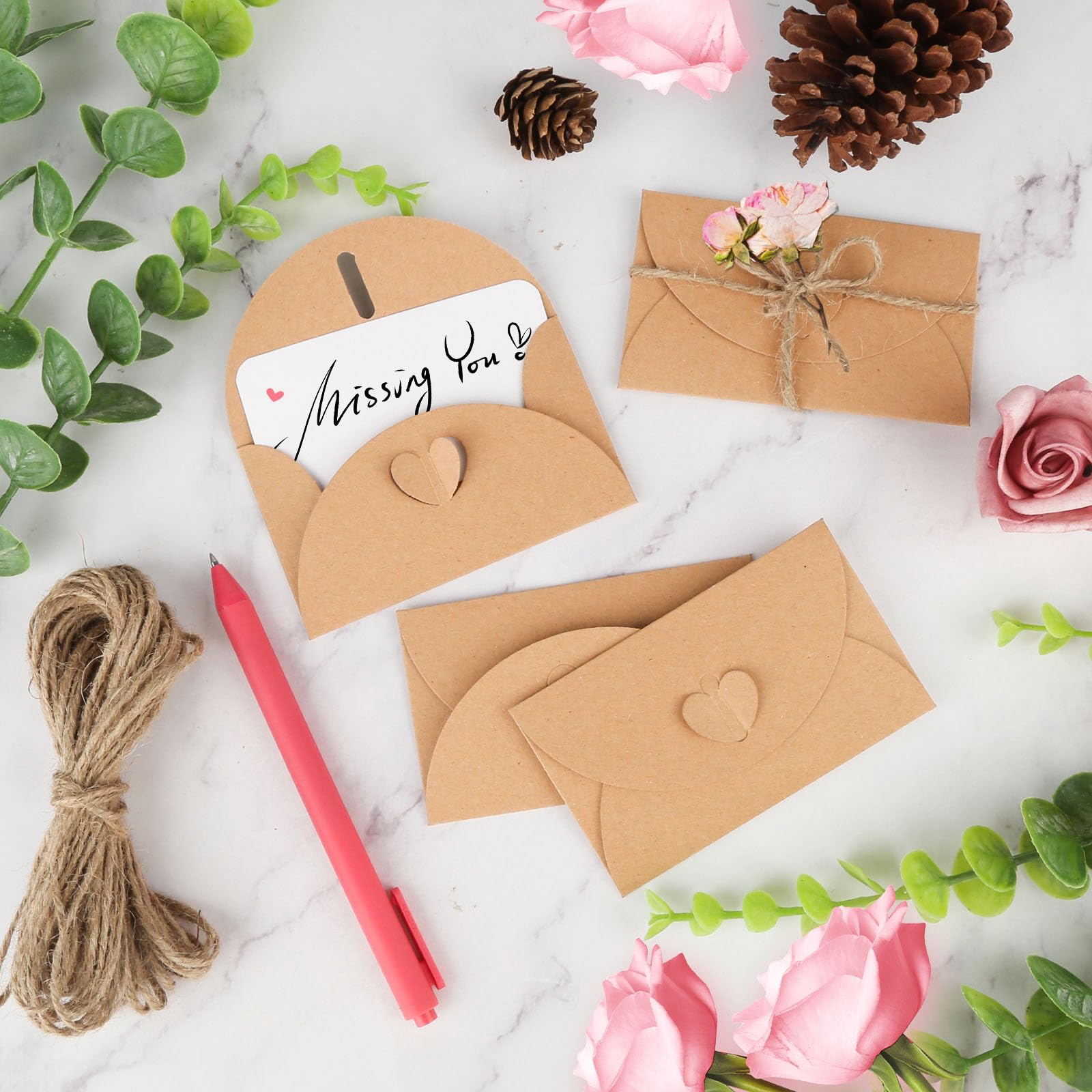 Enveloppen Met Een Blanco Papieren Kaart Op Een Wit, Houten Tafelblad Tafel 242725289
