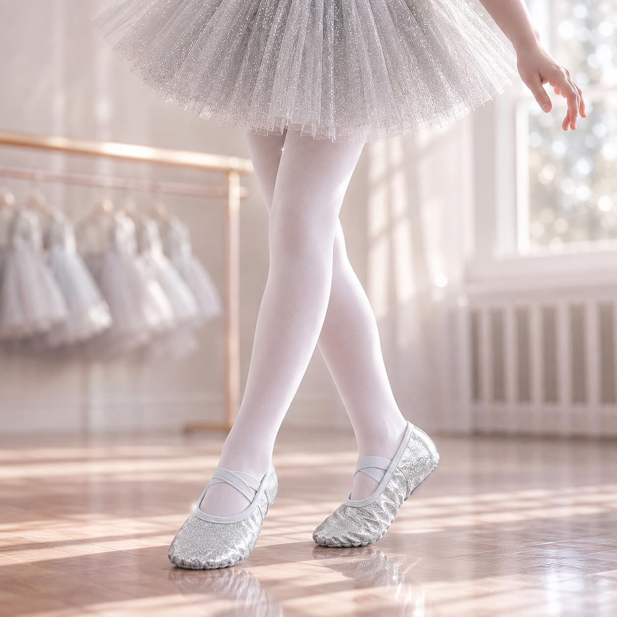 Błyszczące dziewczęce buty baletowe, baletki, baleriny, buty do tańca, występu, gimnastyki