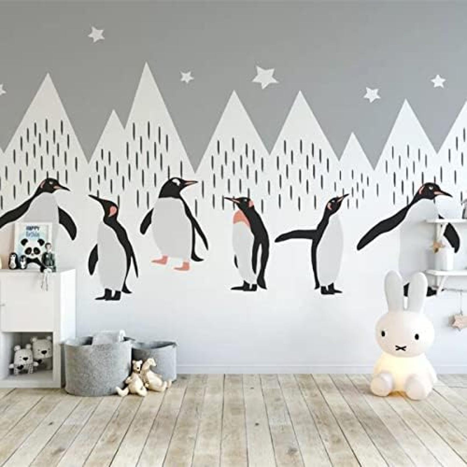 Papier peint panoramique montagne enneigée et pingouin pour salon cocooning