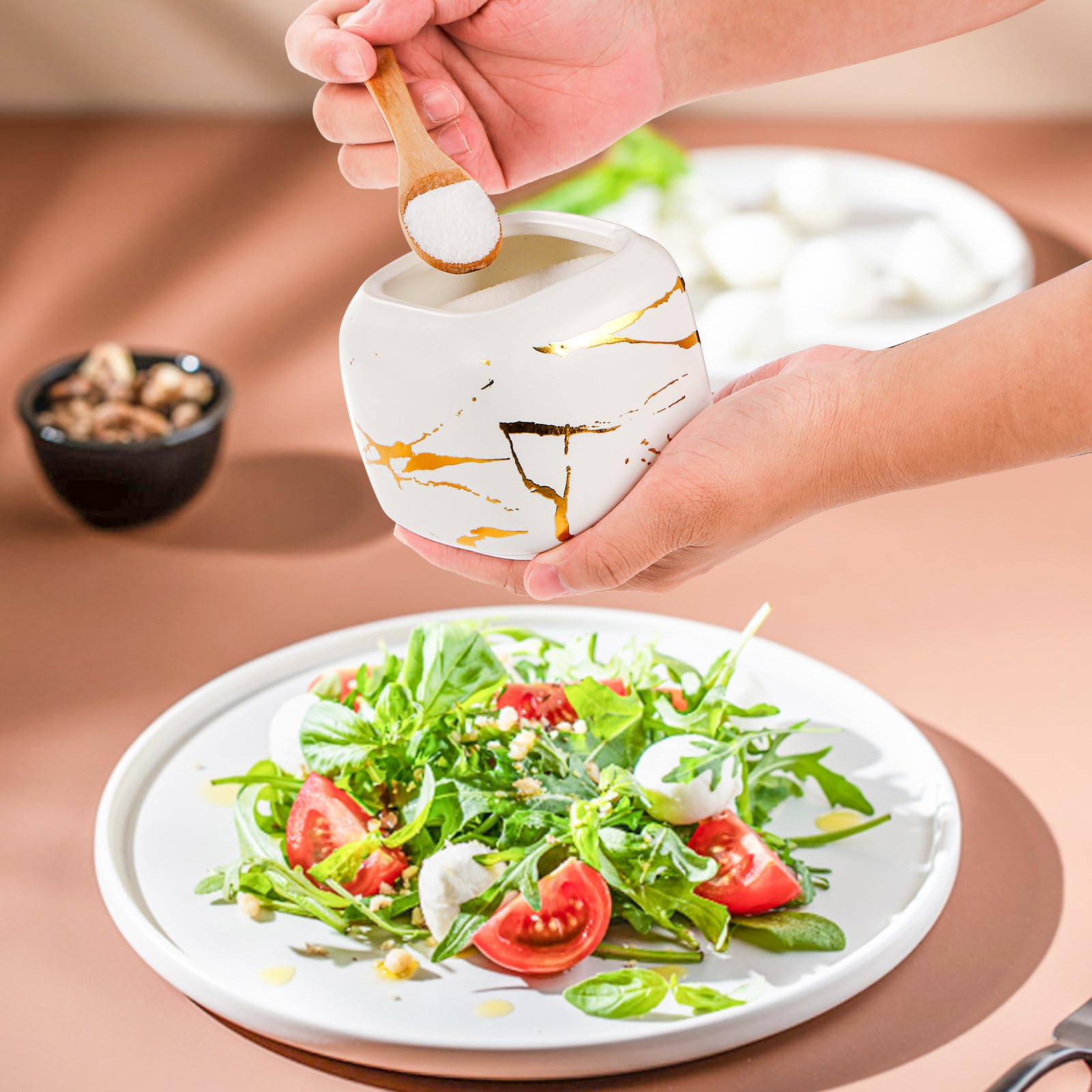 Dicunoy Paquete de 2 azucareros de cerámica, recipiente de sal y azúcar con tapas y cucharas, crema de azúcar de porcelana para cafetería, macetas de especias de condimentos con bandeja de madera para