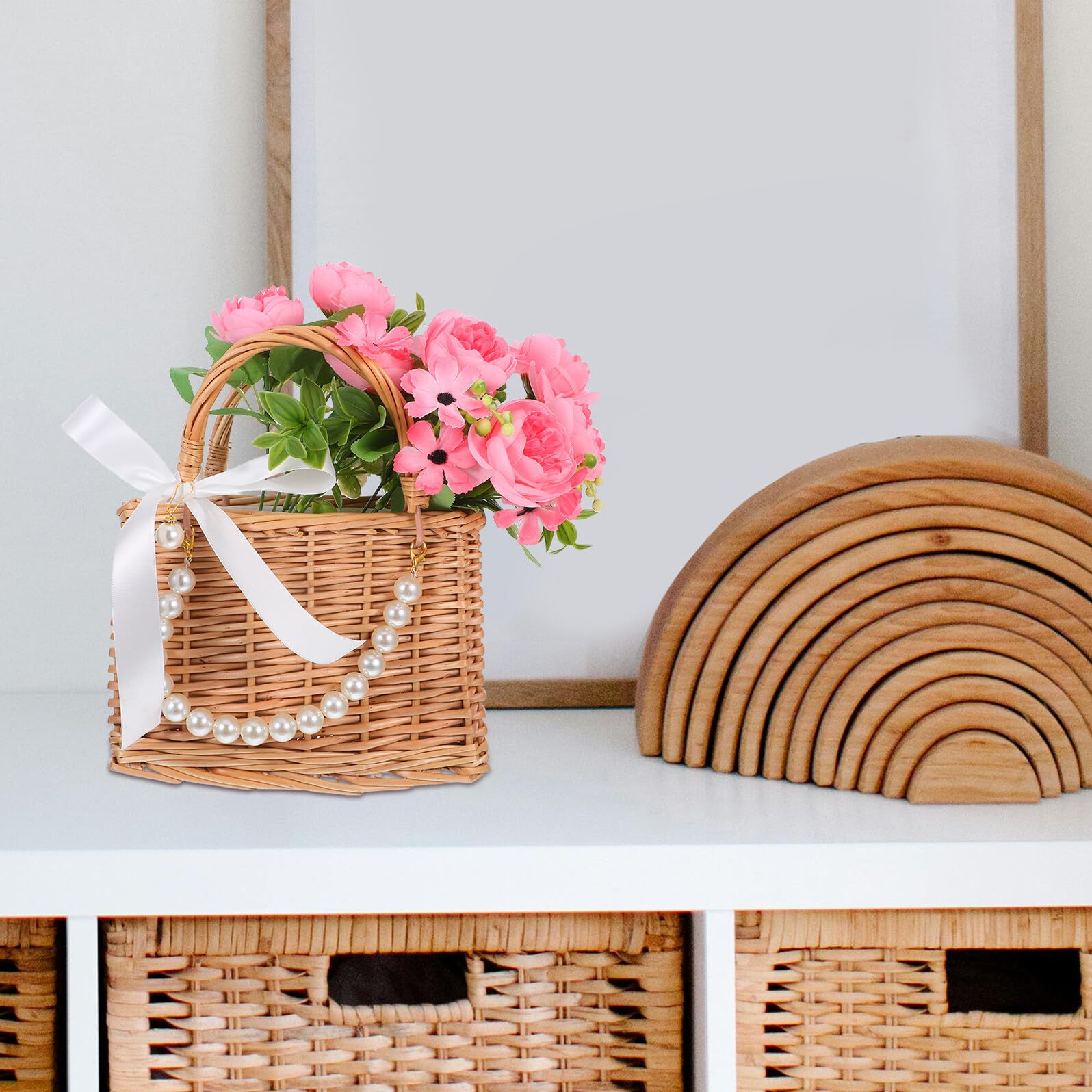 Handgefertigter Dekorativer Geflochtener Blumenkorb aus Weide mit Perlenkette und Schleifenband Elegante Geschenktasche für Hochzeitsfeiern und Partys