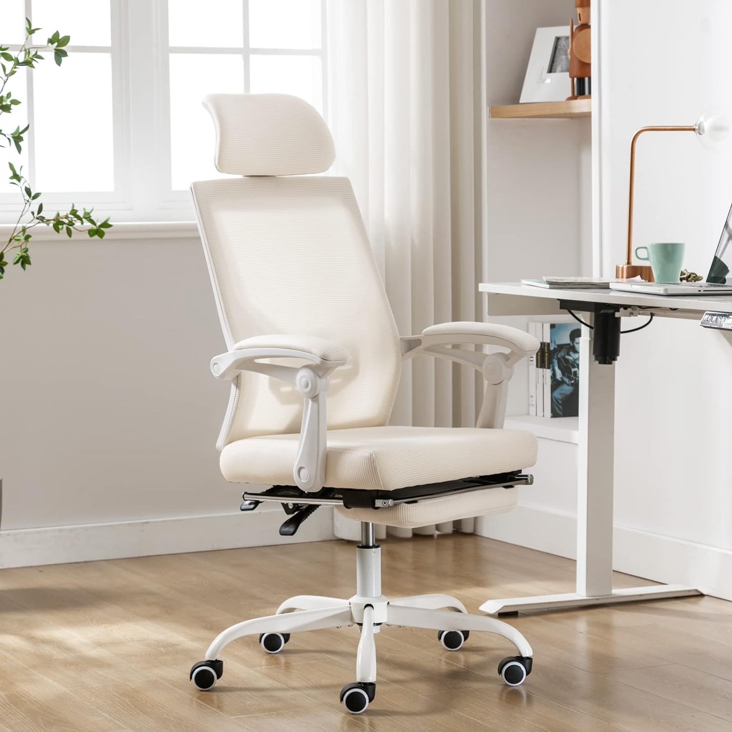UEV Ergonomisch Bürostuhl aus Mesh, Schreibtischstuhl mit Fußstütze, Drehstuhl mit Verstellbarer Kopfstütze Lendenwirbelstütze, höhenverstellbar neigbar bis 135°, atmungsaktiver Stoff, Beige