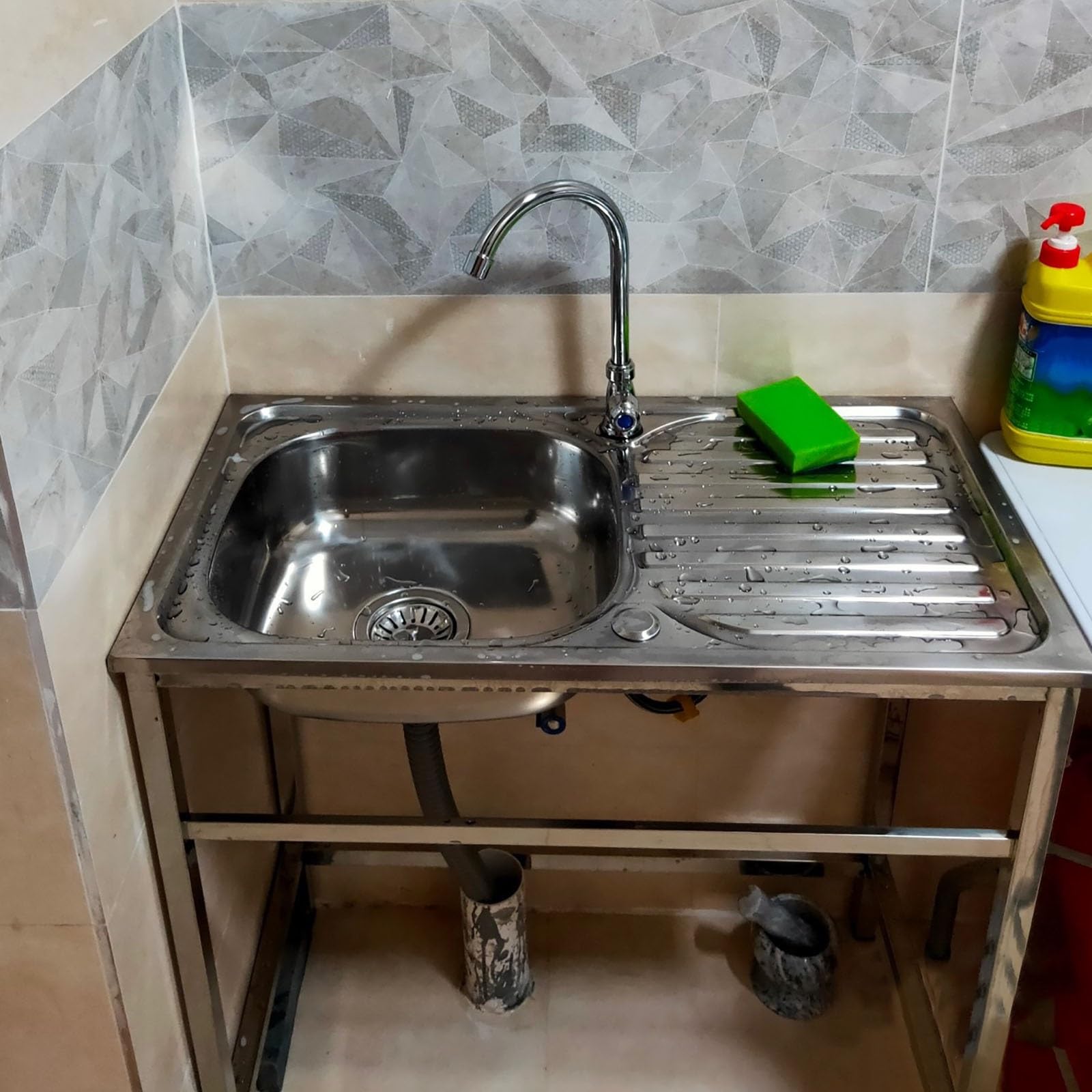 Lavabo de acero inoxidable independiente con grifo, para lavadero, jardín, garaje, fregadero de cocina, fregadero de cocina al aire libre con banco de trabajo y estantes de almacenamiento, fácil de
