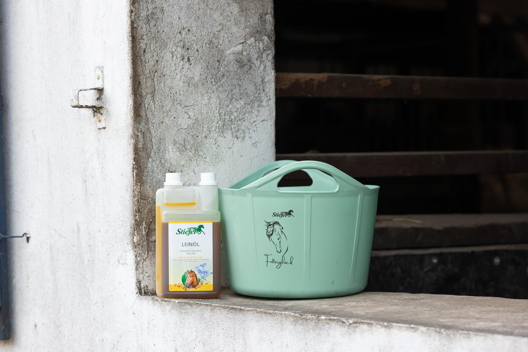 Stiefel Aceite de linaza para Caballos, 100% Natural, prensado en frío, favorece el Cambio de Pelaje, la digestión y la Piel, líquido con Botella dosificadora, 1 l