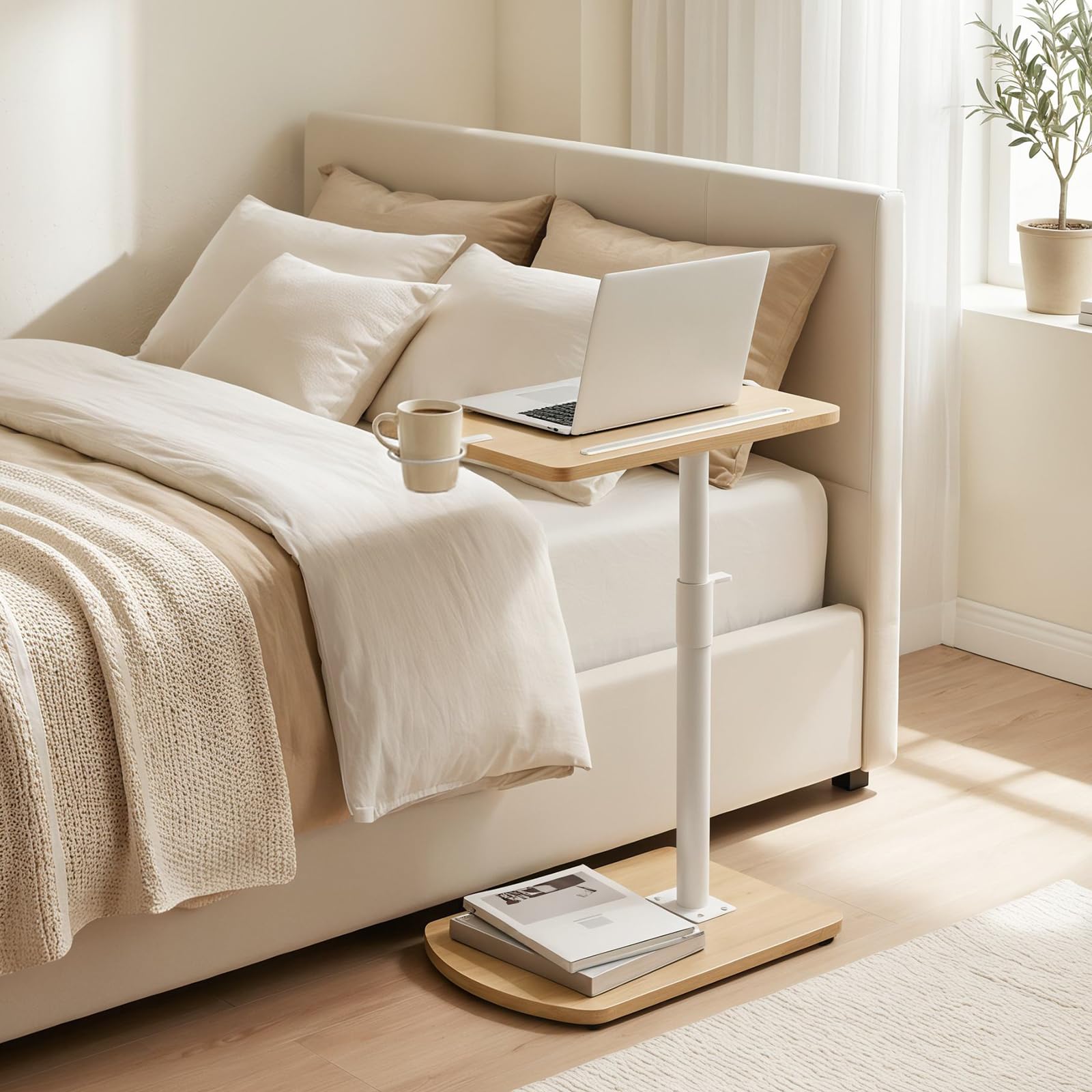 HOOBRO Mesa Auxiliar en Forma de C, Mesa de Sofá Giratoria 360°, Portavasos Extraíble y Ranura para Tableta, Salón, Dormitorio, Blanco y Natural EWN34SF01
