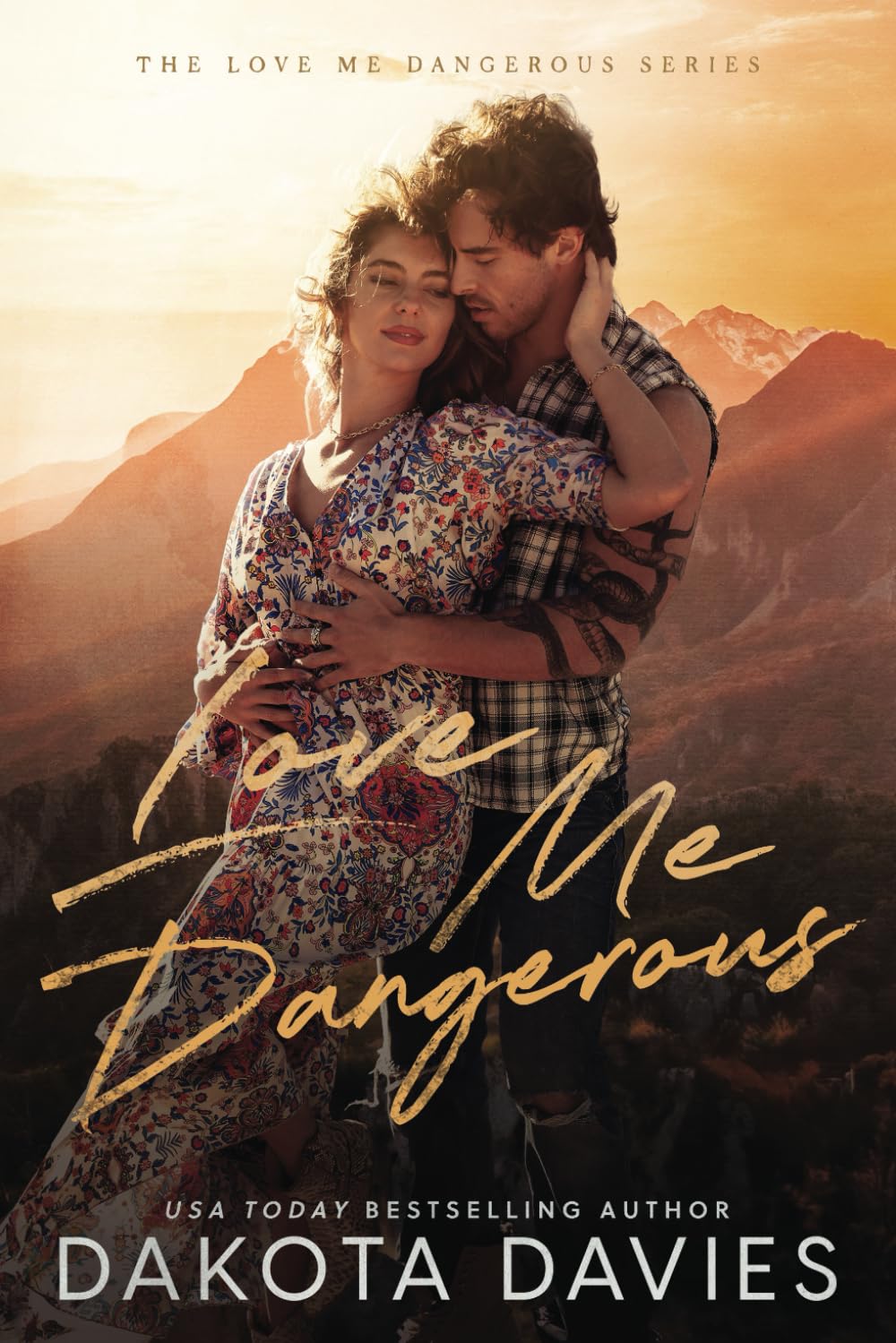 Love Me Dangerous: A Small Town Suspense Romance: 1
