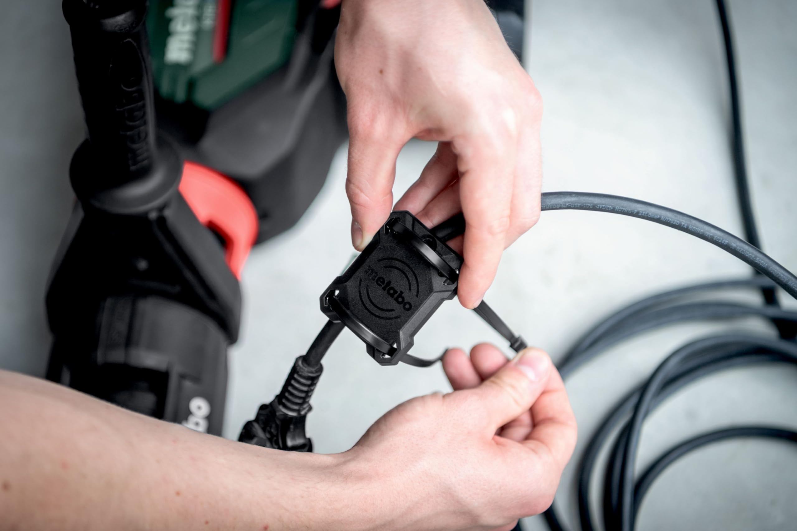metabo Tracker Pro – lokalizator przedmiotów GPS do iOS i Android, bezpieczny śledzenie, wodoszczelność IP67, 3 lata baterii, kompatybilny z Apple "Gdzie jest?" i Android "Znajdź moje urządzenie"