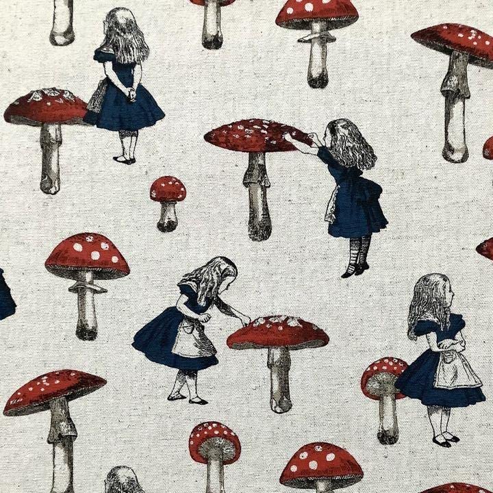 Amazon.co.jp: 国産綿麻キャンバスコスモテキスタイルアリスとキノコ  