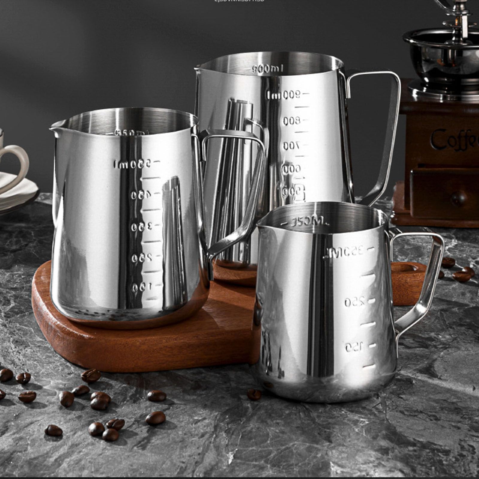Dzbanek na mleko ze stali nierdzewnej 550 ml ze znakiem pomiarowym i piórem do latte art – idealny dla miłośników cappuccino i kawy, srebrny dzbanek do spieniania mleka dla baristów i użytku domowego