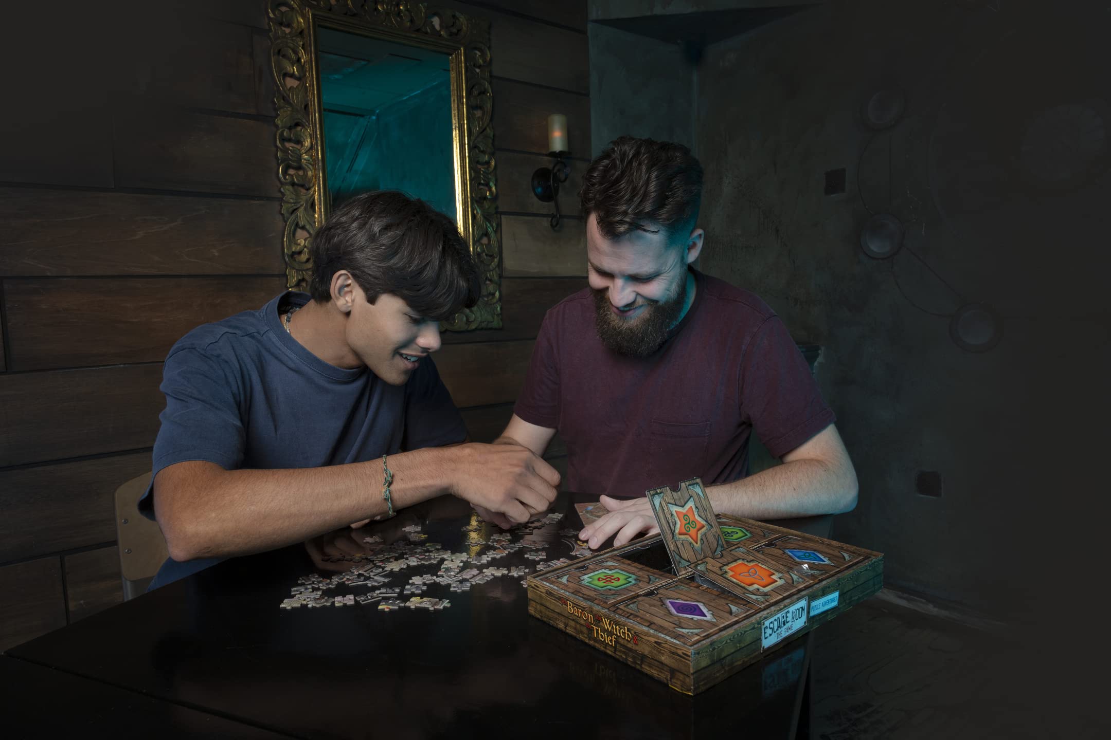 Noris Escape Room 606101976 - Puzzle con avventura, The Baron, The Witch & The Thief – Famiglia e gioco da tavolo per appassionati di puzzle, con 3 casi, dai 14 anni in su, marrone chiaro