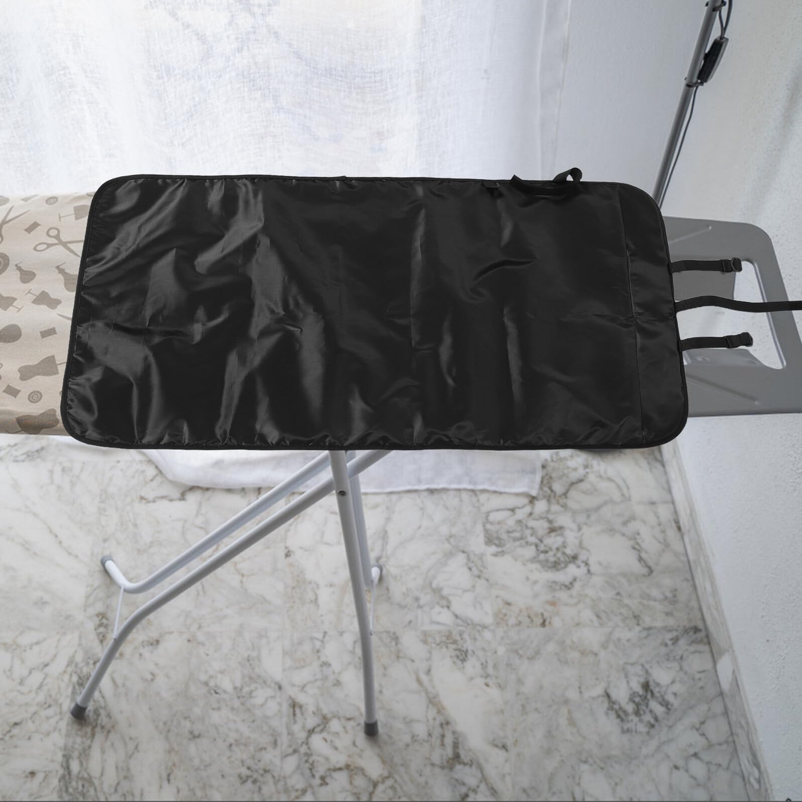 Tappetino da Stiro Portatile per Abiti, Nero in Poliestere | Montaggio Sopra Porta con Ganci, Protezione, Pieghevole e Salvaspazio per Viaggi e Trasferte