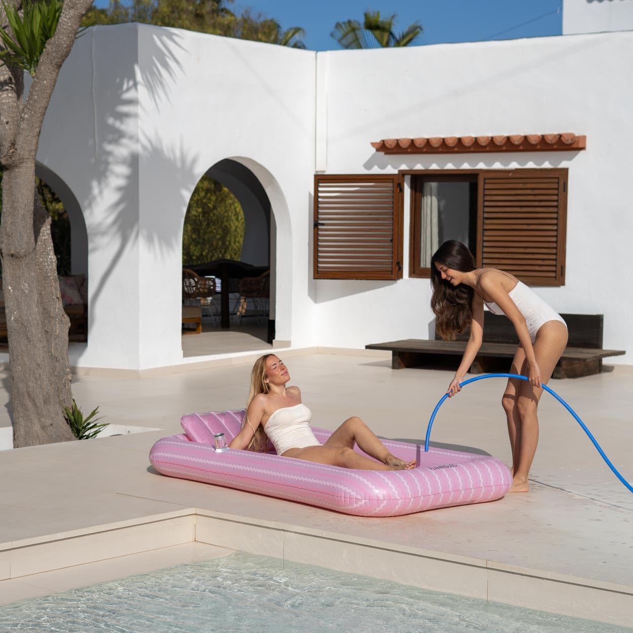 Flamingueo Colchoneta Piscina - Tanning Pool Individual - Posavasos Incluido - PVC Resistente - Tamaño Grande - Almohada Desmontable - Rosa