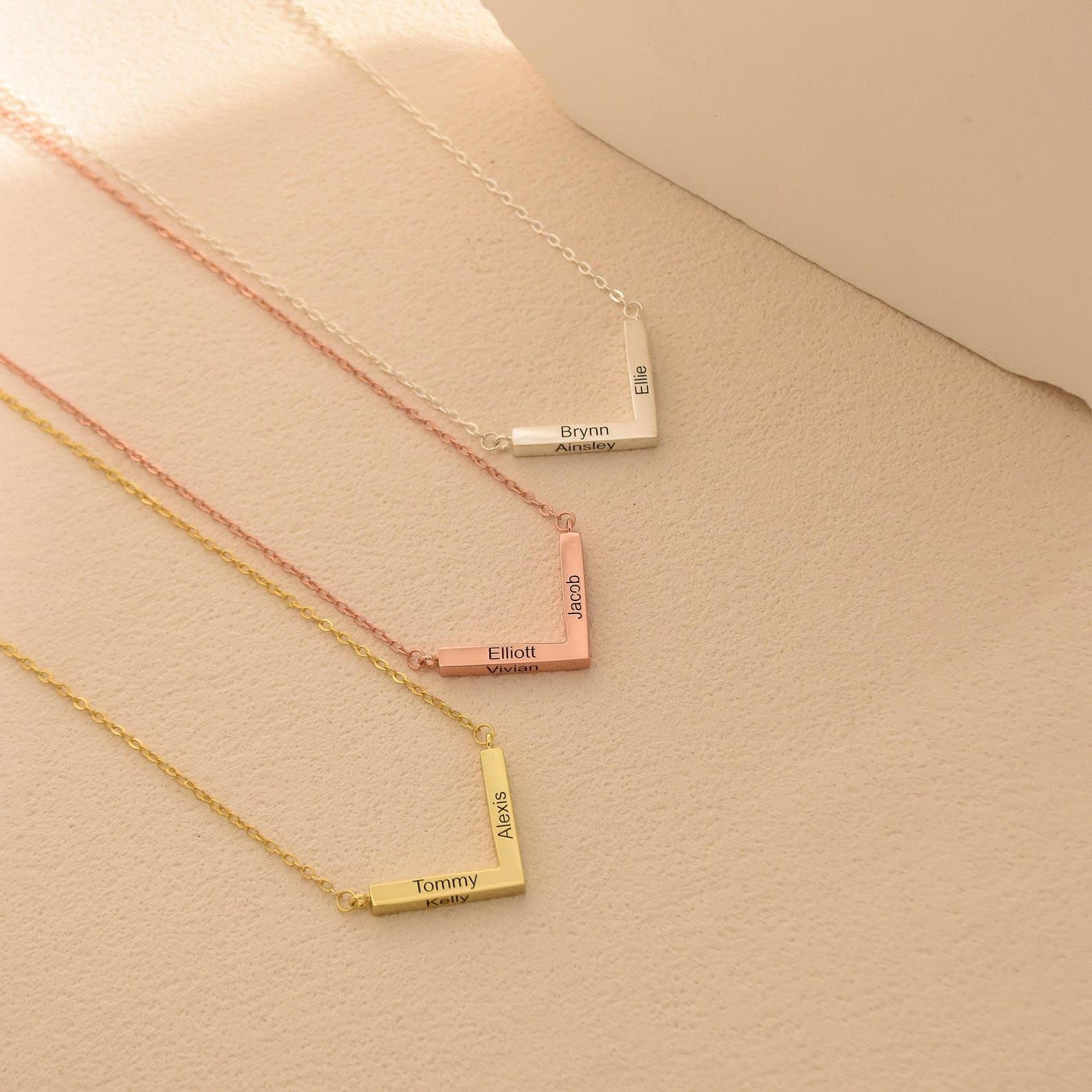 V forma collana con nome, su misura Chevron inciso coppia famiglia per lei