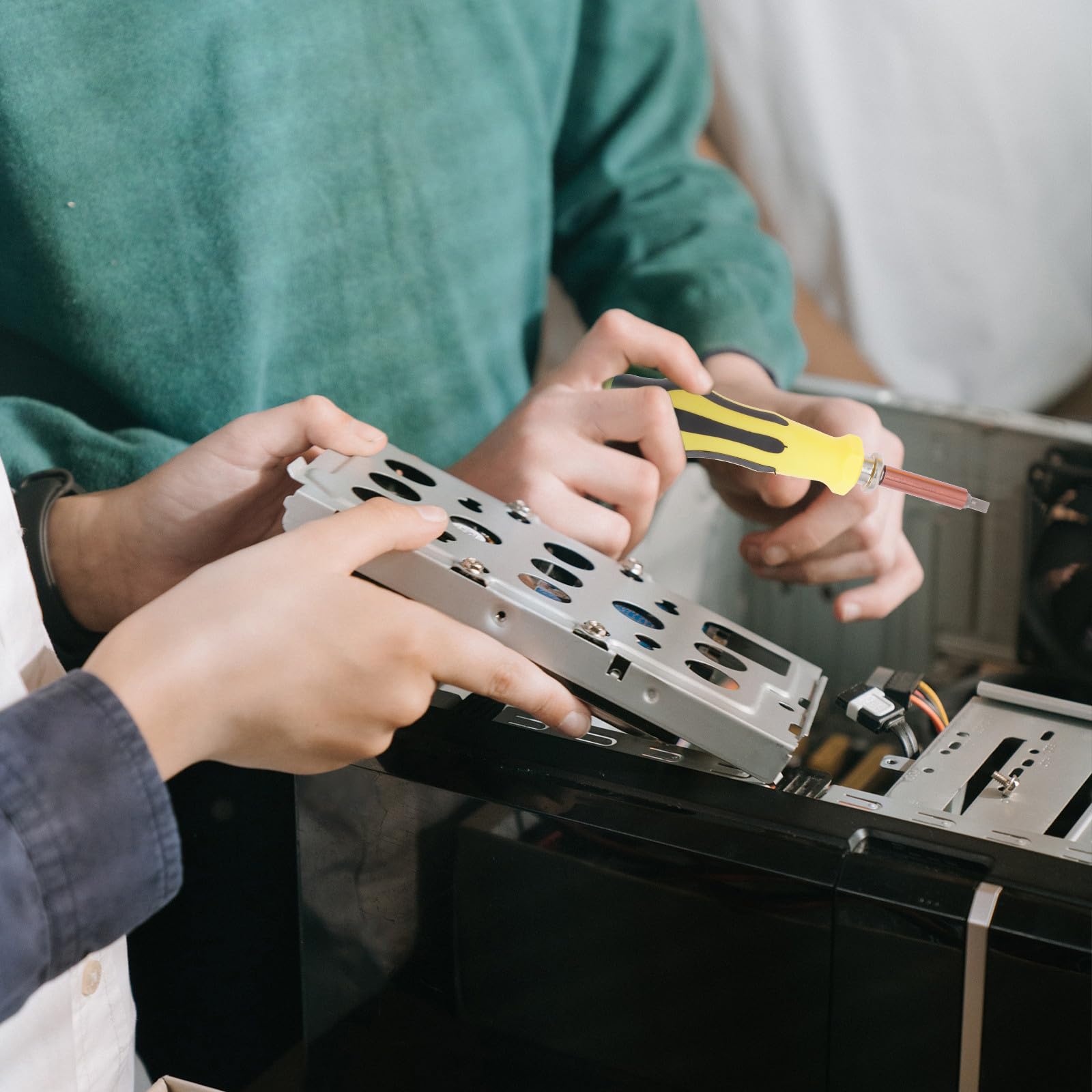 Multifunktions Schraubendreher Satz für Zuhause mit Magnetischen Bits Einfachem Design und Leicht Tragbarem Gelbem Koffer für Telefon und Laptop Reparaturen