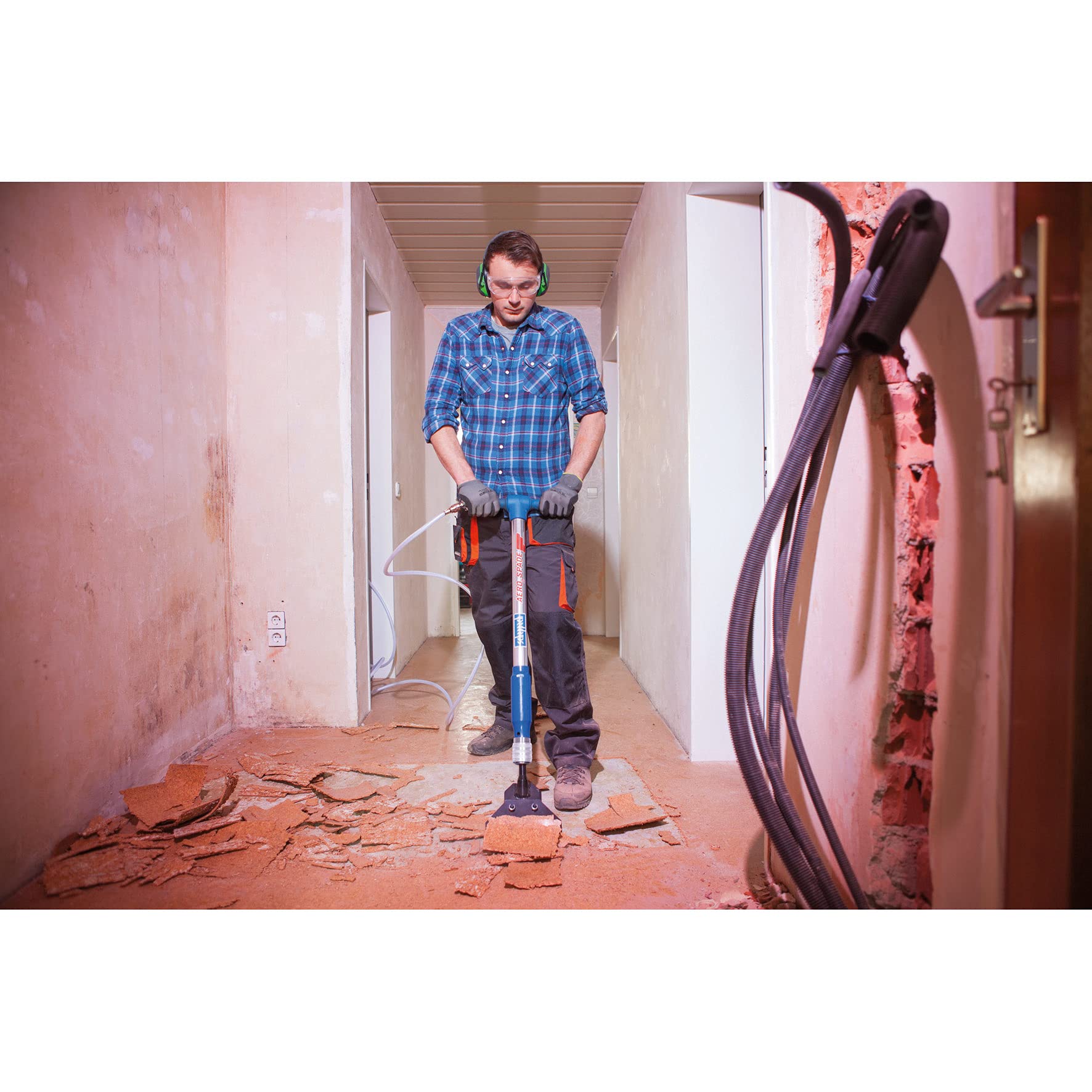 Scheppach Bêche pneumatique Aero²Spade | 27Joules | 6,3 Bar | Consommation d'air 280 L/Min | Poignée en Caoutchouc Anti-Vibrations | Lame de bêche forgée, Burins, Pointerolle et Grattoir Inclus
