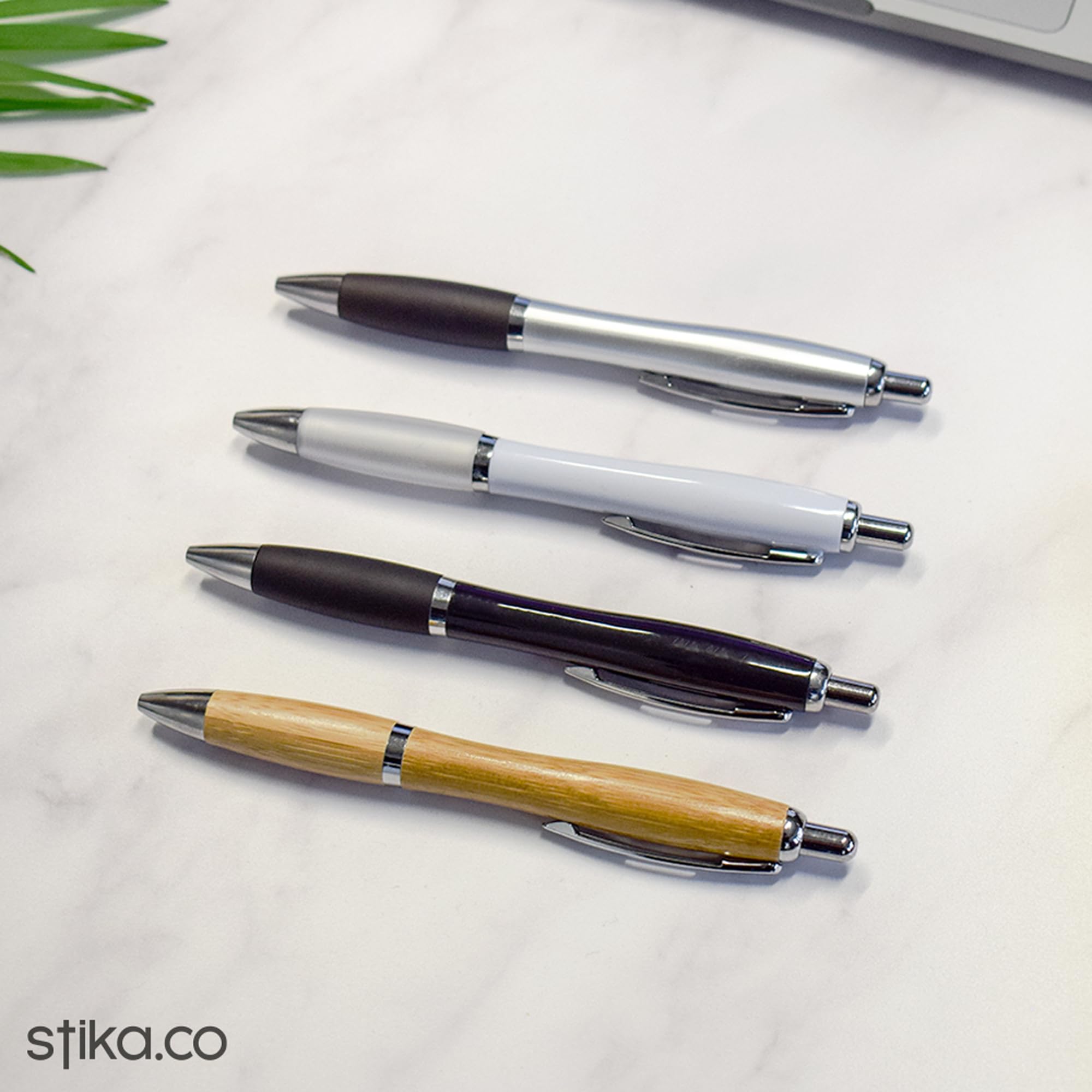 stika.co Set di 120 penne promozionali bianche, penne a sfera in gomma personalizzate per scuola, lavoro ed eventi, stampa UV, colori vivaci, con ampio spazio per il marchio