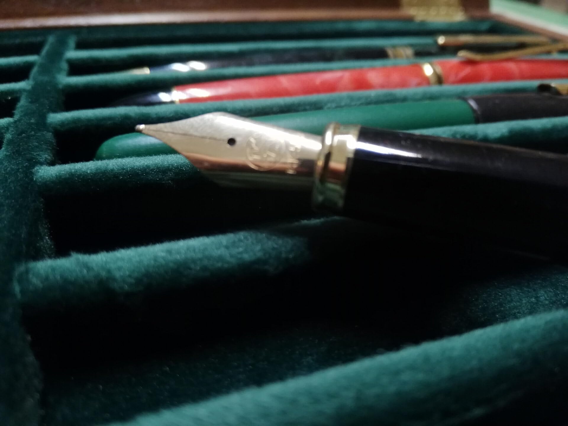 Vetrina Espositore in Legno per Penne Stilografiche con Interno in Velluto, Cofanetto Porta Penne da Collezione per 9 Stilografiche, Artigianale Made in Italy