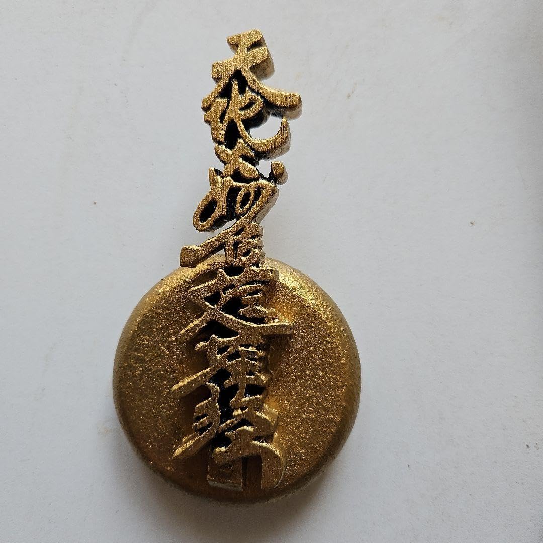 Amazon.co.jp: 金色の兜の前立て インテリア 置物 : おもちゃ