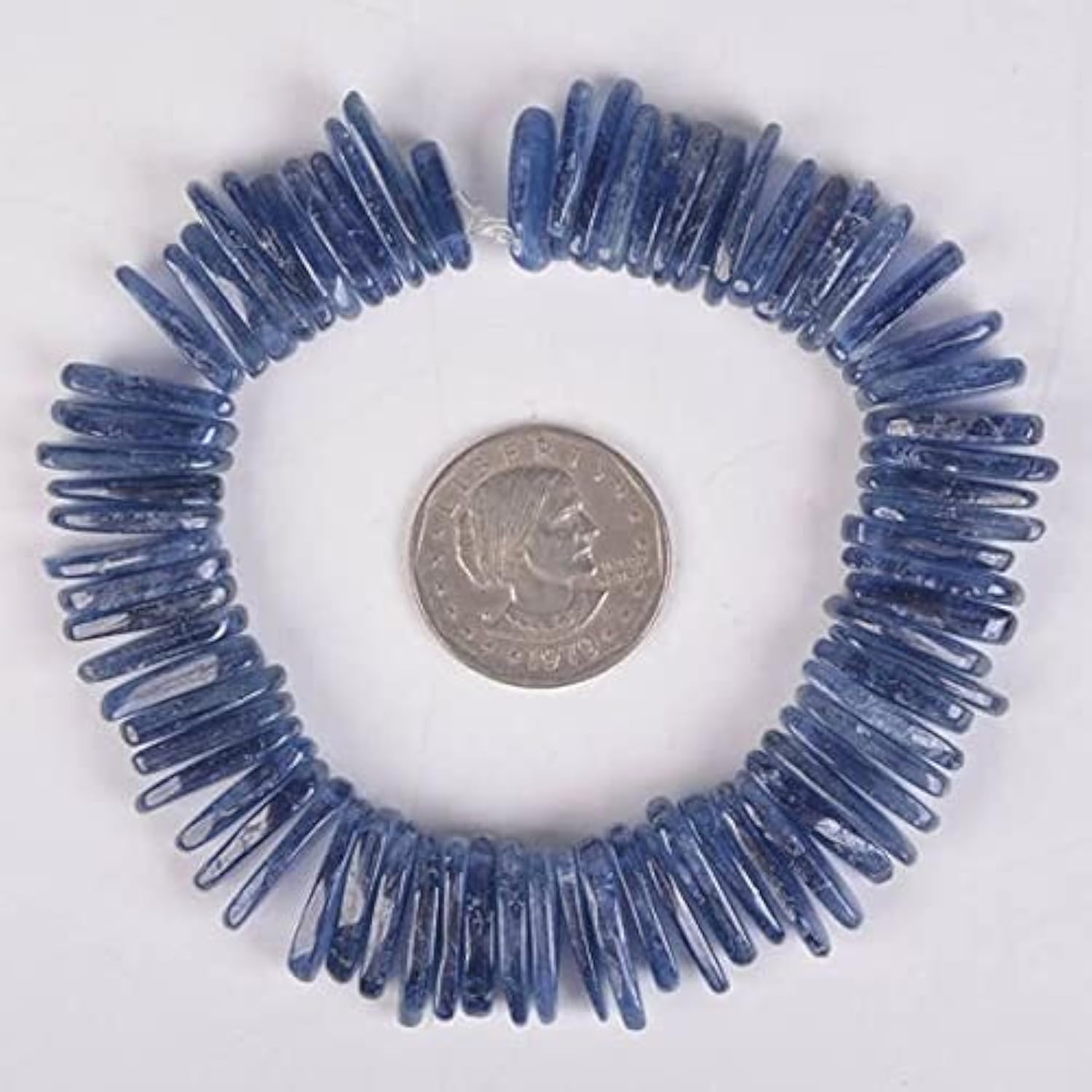 Kyanite bleue perles d'azur pour façonner des bijoux chargés d'histoire