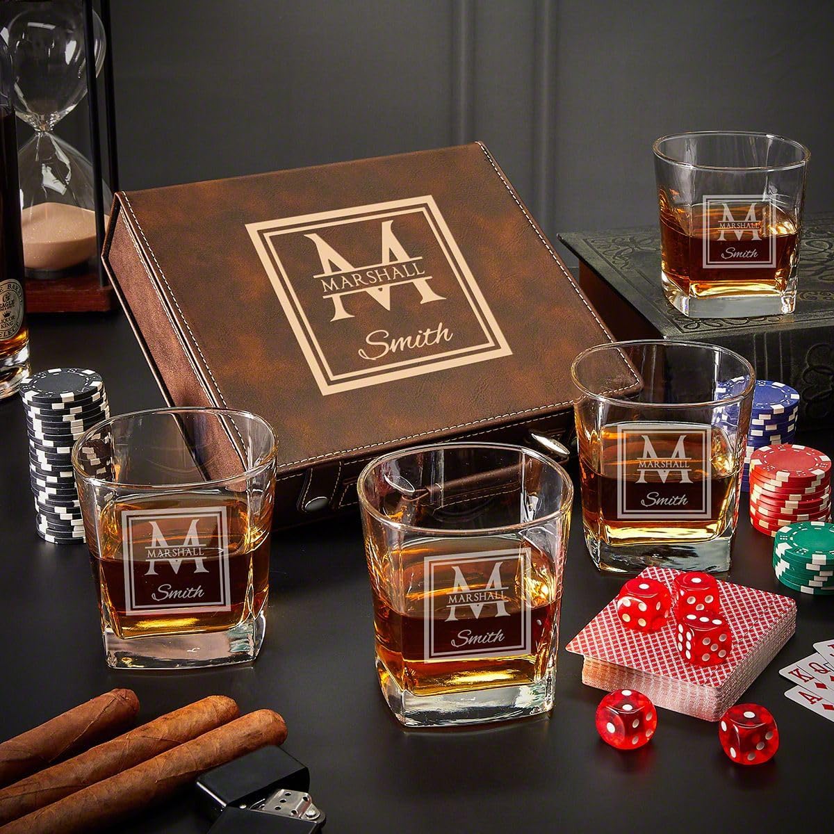 Set de fichas de póker en cuero grabado con vasos de whisky personalizados