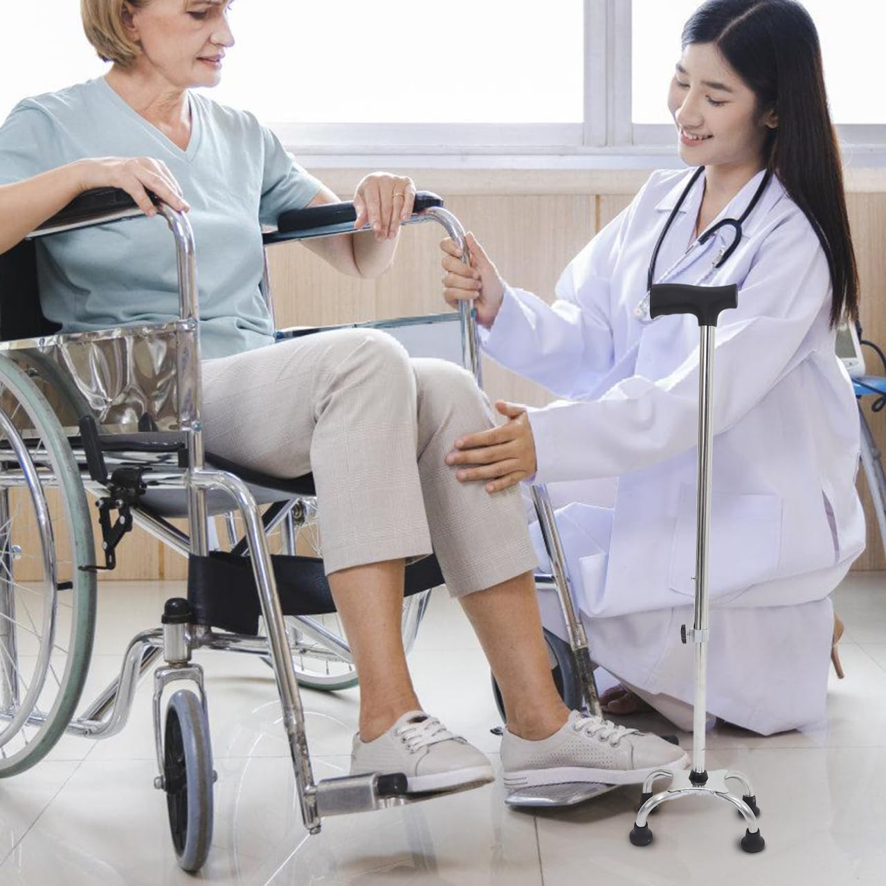 Didiseaon Stampelle ergonomiche antiscivolo con base piatta a quattro punte in acciaio inox per uso interno per anziani e individui con difficoltà di mobilità