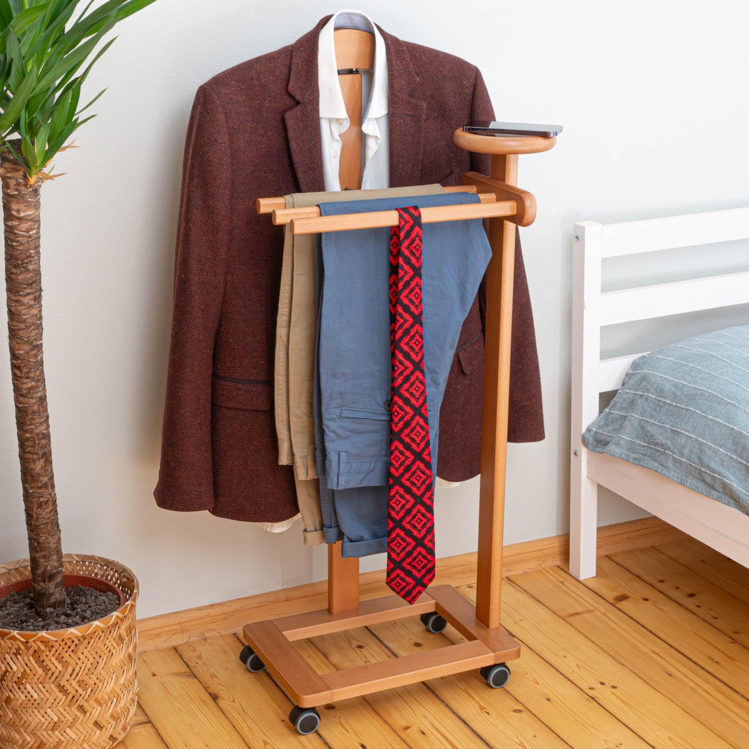 Tatkraft Lord - Servomuto in Legno con Ruote, Indossatore da Camera, Appendiabiti da Terra, 1 Porta Giaccia, 3 Portapantaloni e Ripiano Portaoggetti, Prodotta in Italia, Faggio, Colore Ciliegio