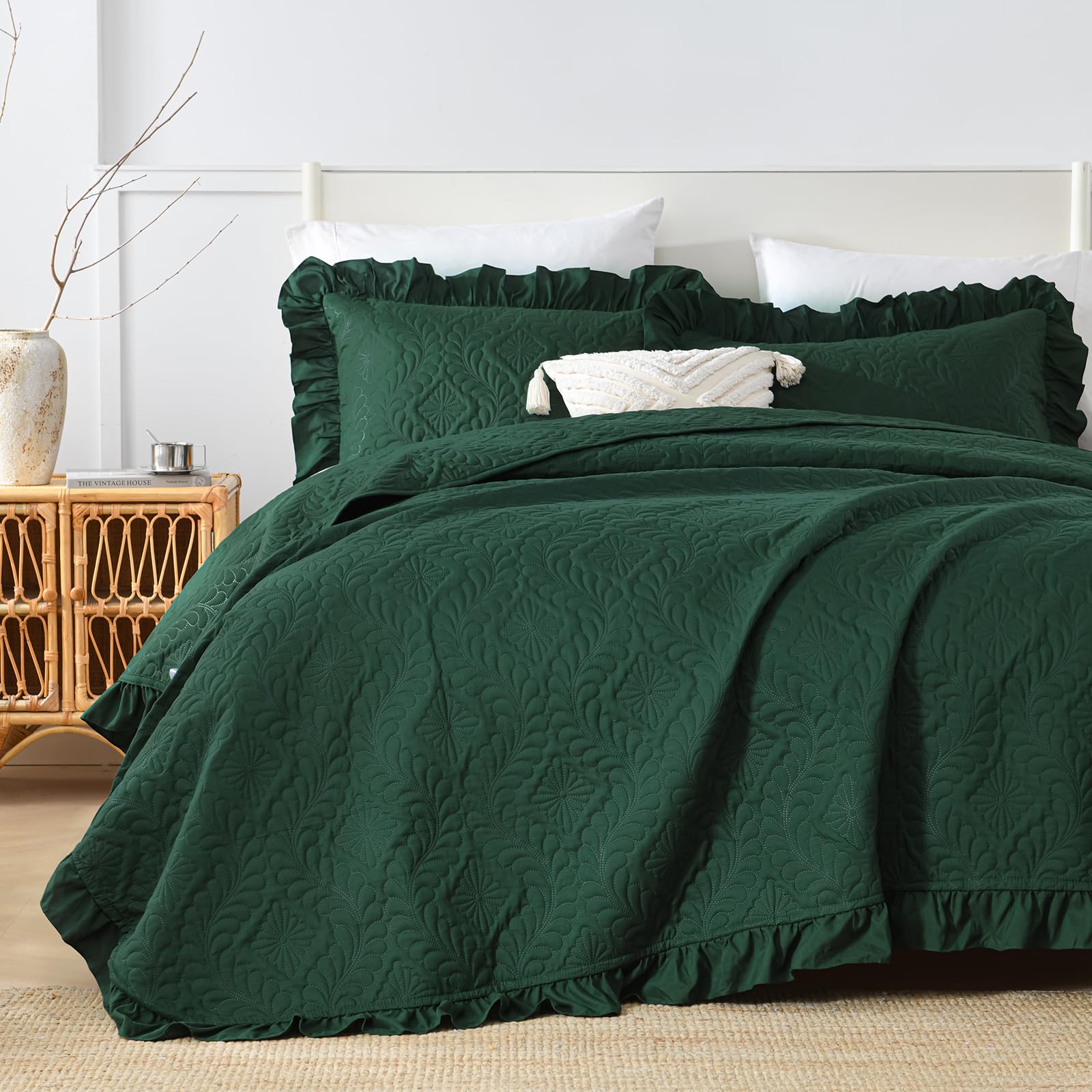 DJY Queen Quilt Set Emerald Green 3 Pieces Ruffled Bedspreads Quilt Queen Lightweight Bedspread Queen Size Bedding Coverlet for All Seasons (Includes