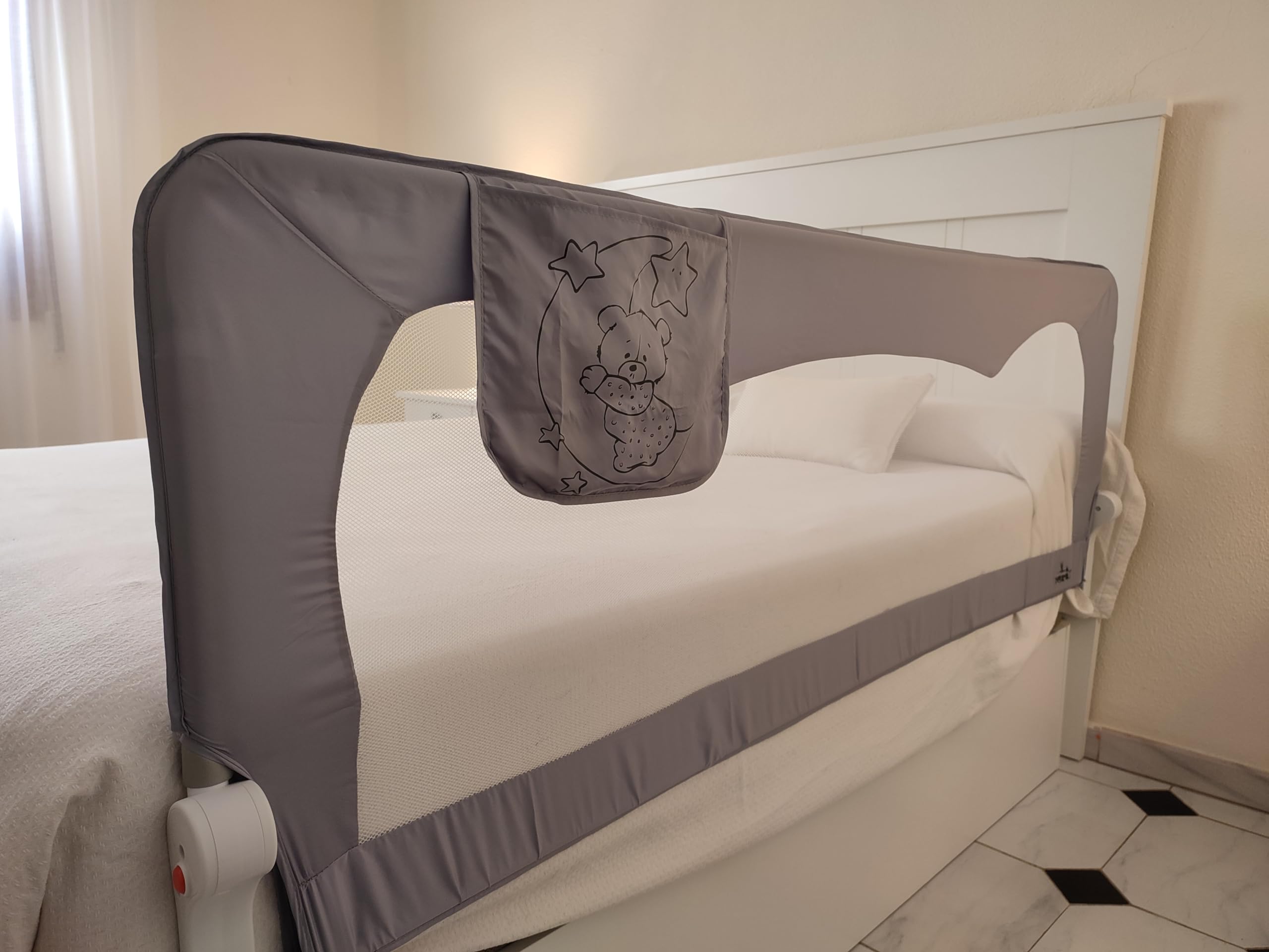 Barrera Seguridad Niños Cama 180 x 66 cm con Bolsillo - Seguridad y Comodidad, Alta y Robusta - Barrera Cama Niños Abatible - Barandilla Cama Niño Modelo Osito y Luna Gris