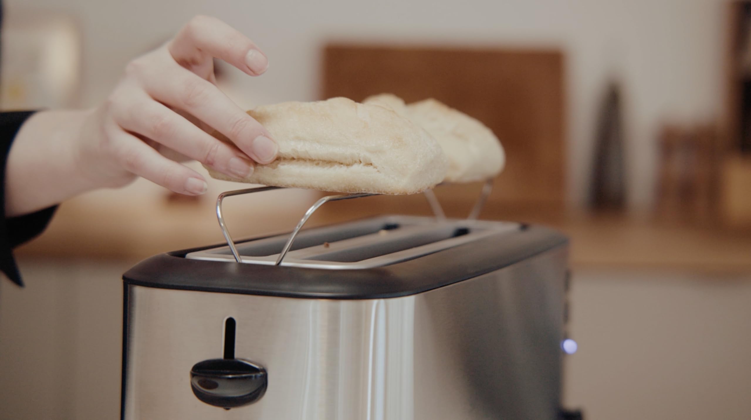 Severin Tostadora automática, tostador con dos ranuras y soporte para panecillos, 1400 W, acero inoxidable cepillado y negro, AT 2509