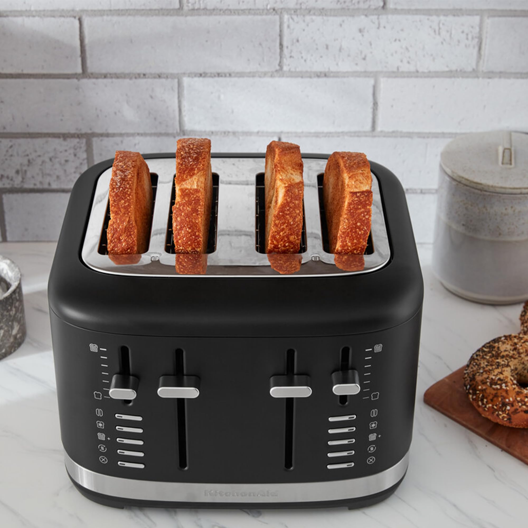 KitchenAid Tostadora 4 Rebanadas, Ranuras Extra Anchas, Controles Duales Independientes, 7 Niveles de Tostado, Funciones Bagel, Descongelar, Recalentar y Más Tiempo, Palanca Alta, Negro Mate