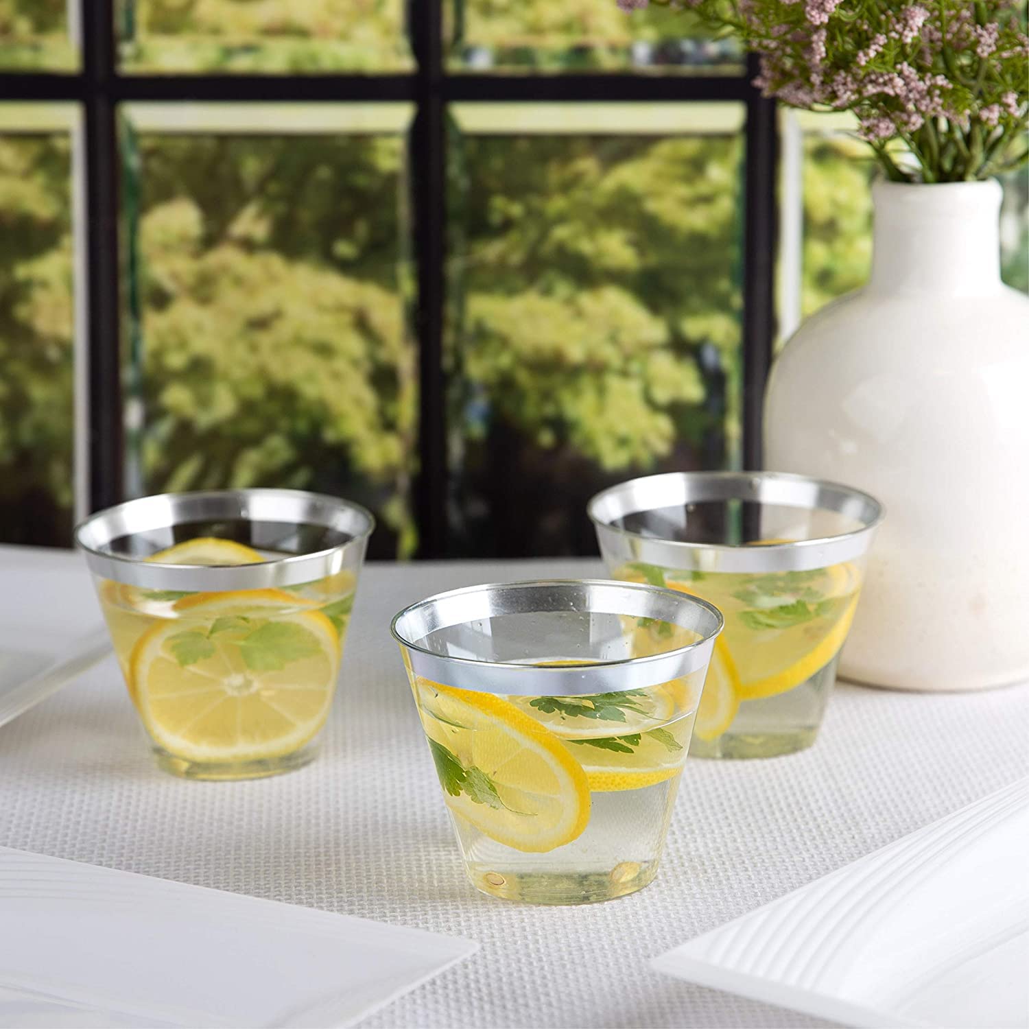 LATERN 60 Pezzi Bicchieri di Plastica Bordati in Argento, 270ml Bicchieri di Plastica Tazze per Bevande Riutilizzabili Bicchieri da Vino per Feste per Champagne Birra Cocktail Martini (8,9 x 7,1cm)