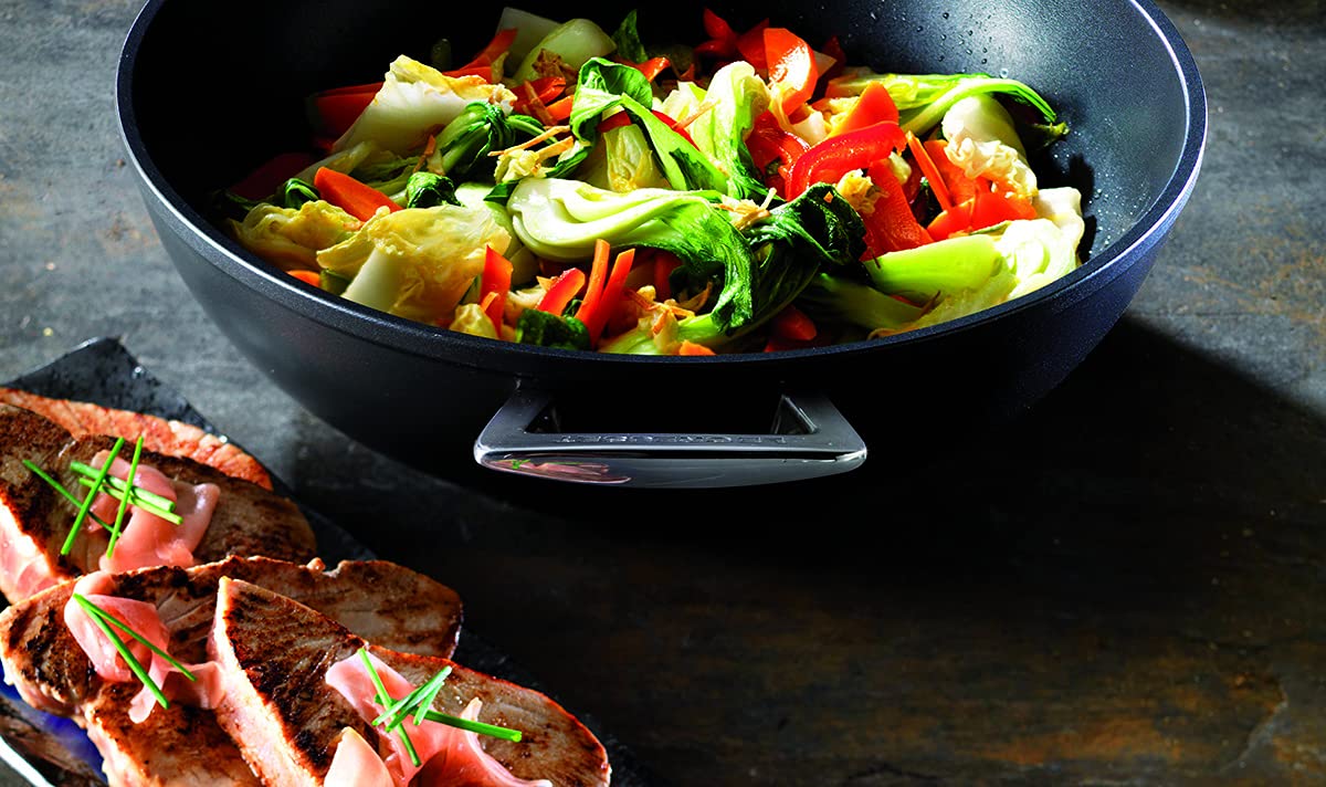 Le Creuset Padella Wok in Alluminio Antiaderente, Ø 26 cm, PFOA Free, per Tutte Le fonti di Calore, induzione incl,Nero