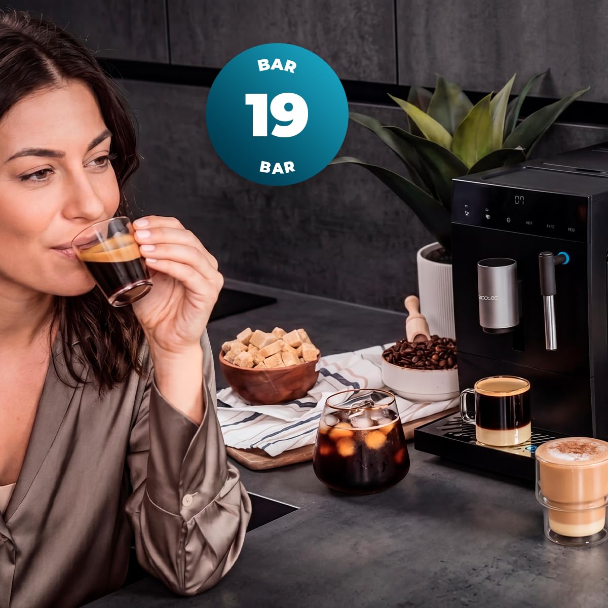 Cecotec Macchina da Caffè Superautomatica Compatta con Montalatte Cremmaet Compact Elite. 1350W, 19bar, Sistema Thermoblock, Contenitore Caffè in Grani 120 g con Macinacaffè e Serbatoio 1,1L