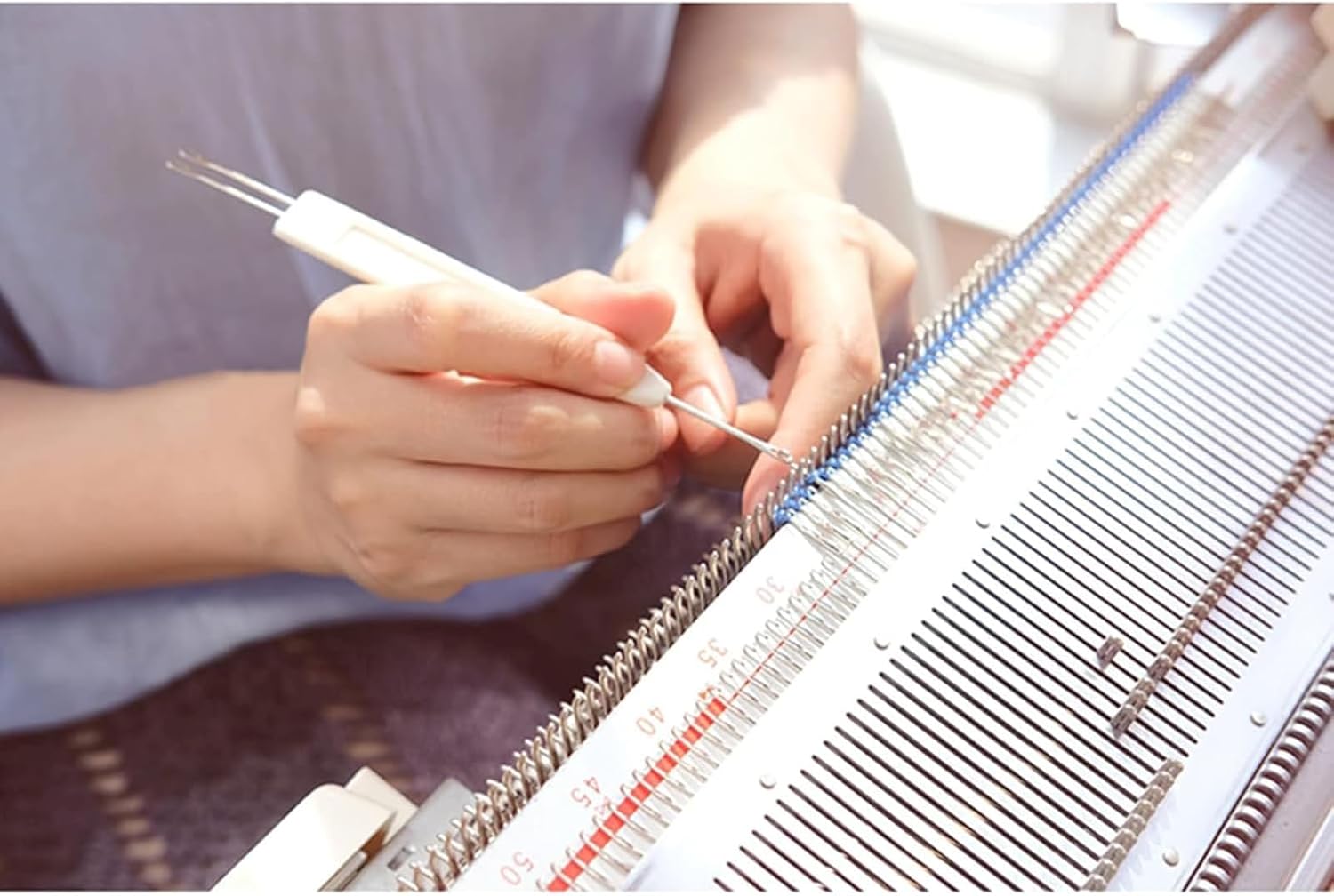 COYEUX Knitting Machine, 200 Needle Domestic Smart Weaving Loom Set, 4.5 Mm Medium Thickness, Adjustable Knitting Density, for Making Scarves, Sweaters Etc