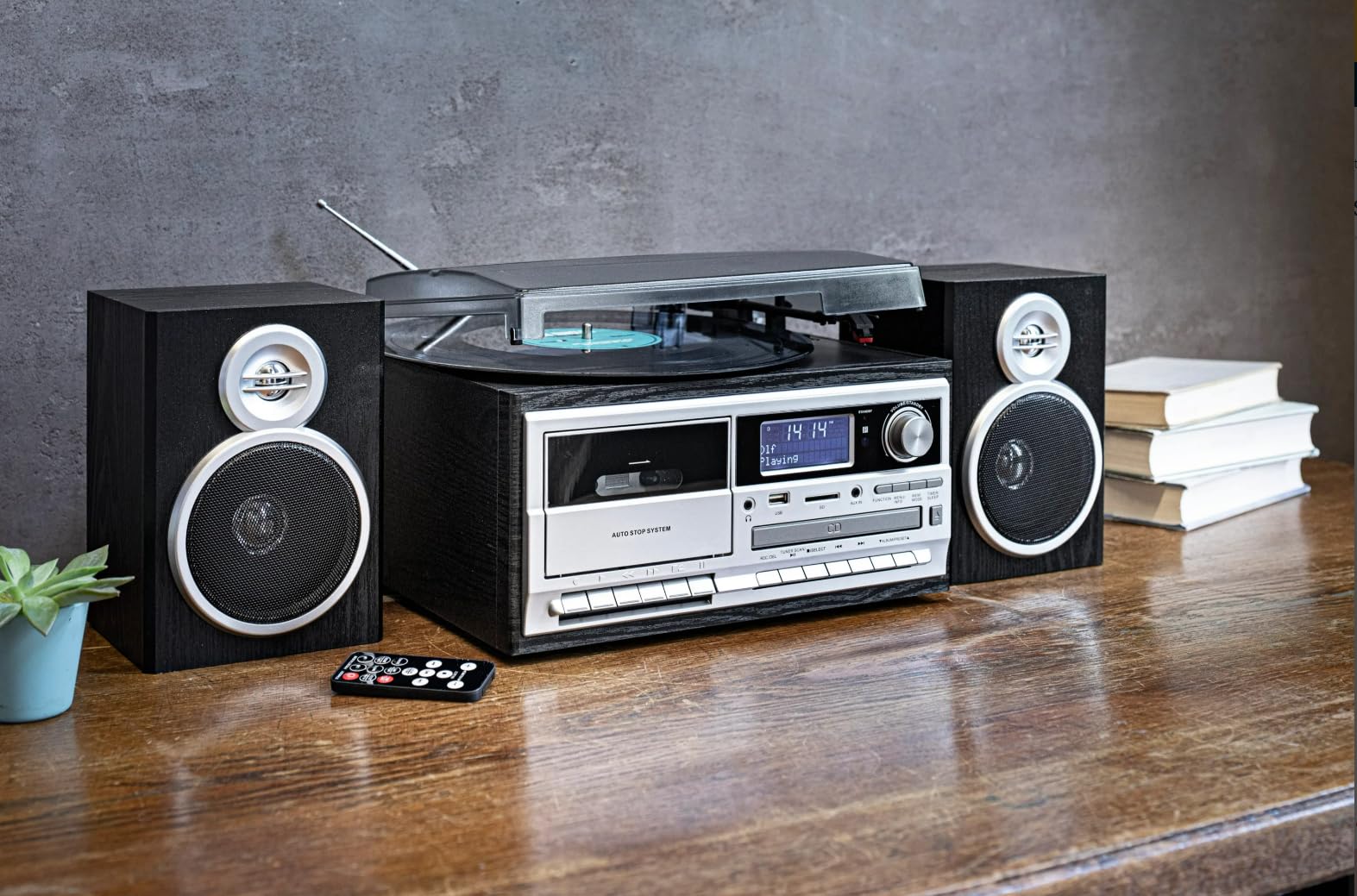 Die NEWTRO Kompaktanlage ist eine vielseitige Musikanlage mit Plattenspieler, DAB+/FM-Radio, Kassettendeck, CD-Player, MP3 & AUX Unterstützung, Musikbox mit Stereo-Lautsprechern und Aufnahmefunktion