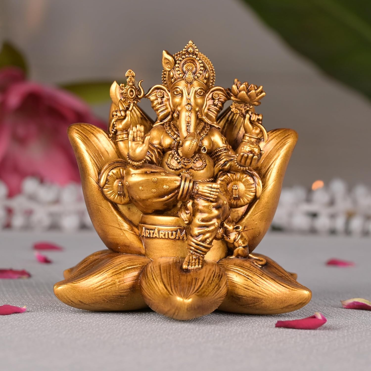 Artarium Figurka Ganesha do samochodu, na deskę rozdzielczą, ręcznie robiona, Padma Ganesha, dekoracja świątyni domowej, Ganpati Murti, pozłacana, rozmiar eksponatu – 2.7 cala