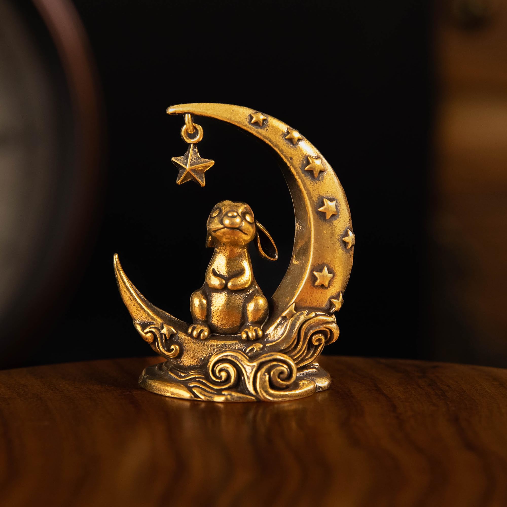 Betr Brsas 100% Solid Brass Moon Rabbit Figurine, Cute Bunny Sitting on Crescent Moon with Hanging Star, Retro Desk Decor, Collectible Sculpture, Aesthetic Home Decoration Gift