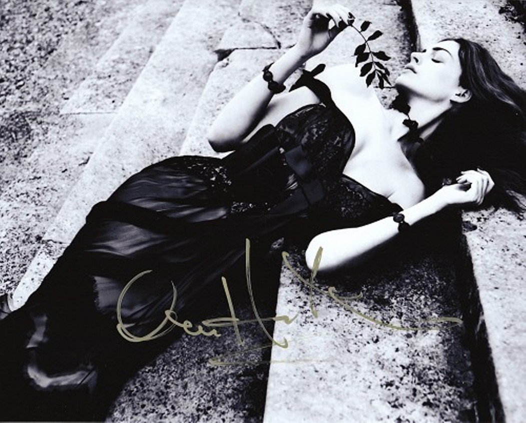 Amazon.co.jp: ◇直筆サイン ◇アン ハサウェイ ◇Anne Hathaway