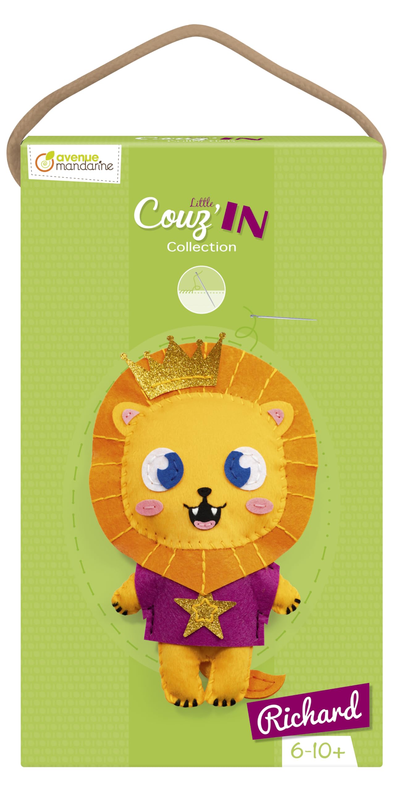 Avenue Mandarine KC165C – Una caja Little Couz'in con una figura de fieltro de costura de 21,5 cm, hilo y aguja, Richard le Lion – Doudou de coser infantil