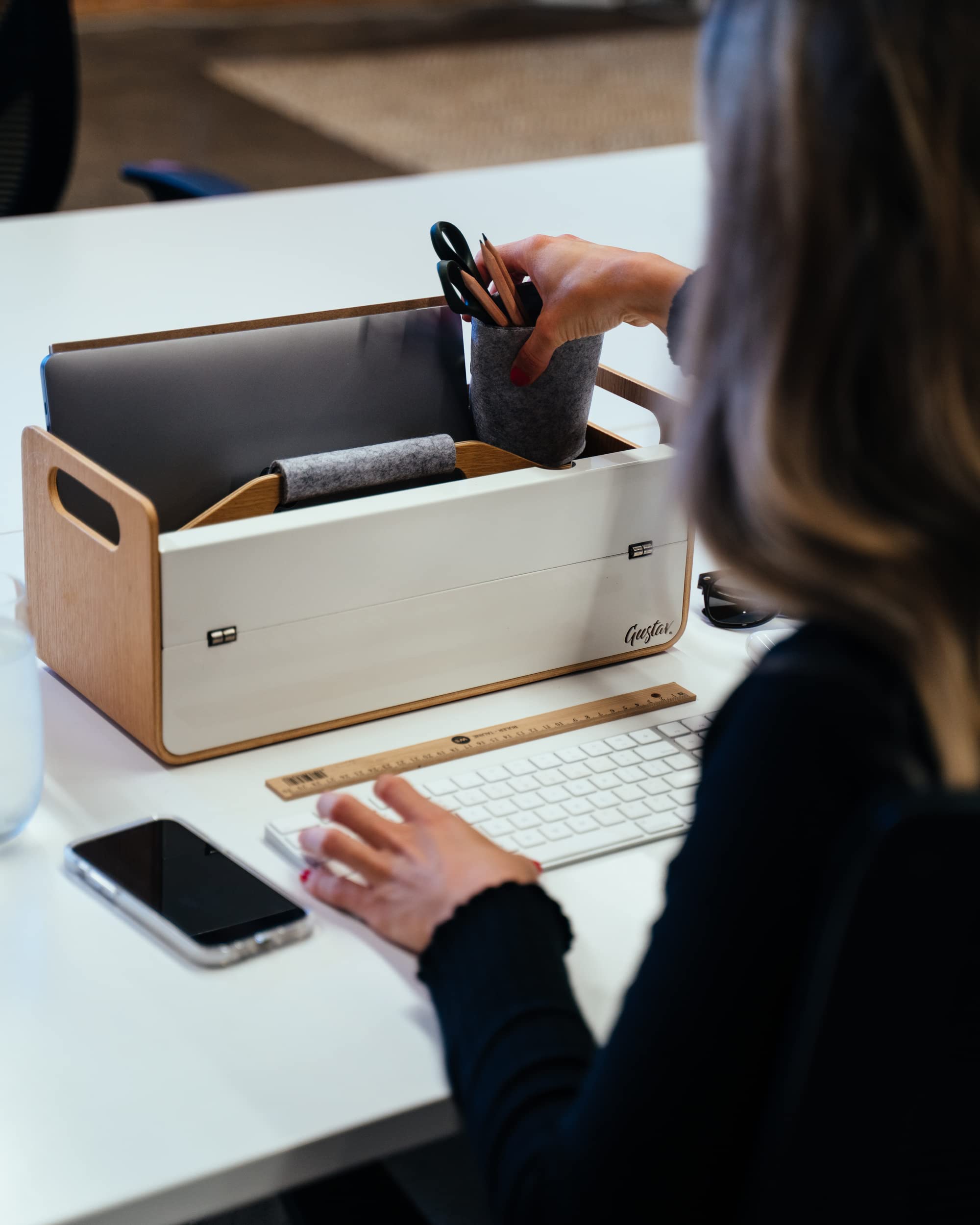 Gustav Original – Mobiler Laptopständer & Schreibtisch-Organizer aus Holz & Aluminium | Ergonomisch, tragbar, für Büro, Home-Office & Unternehmen (bis 15 Zoll)
