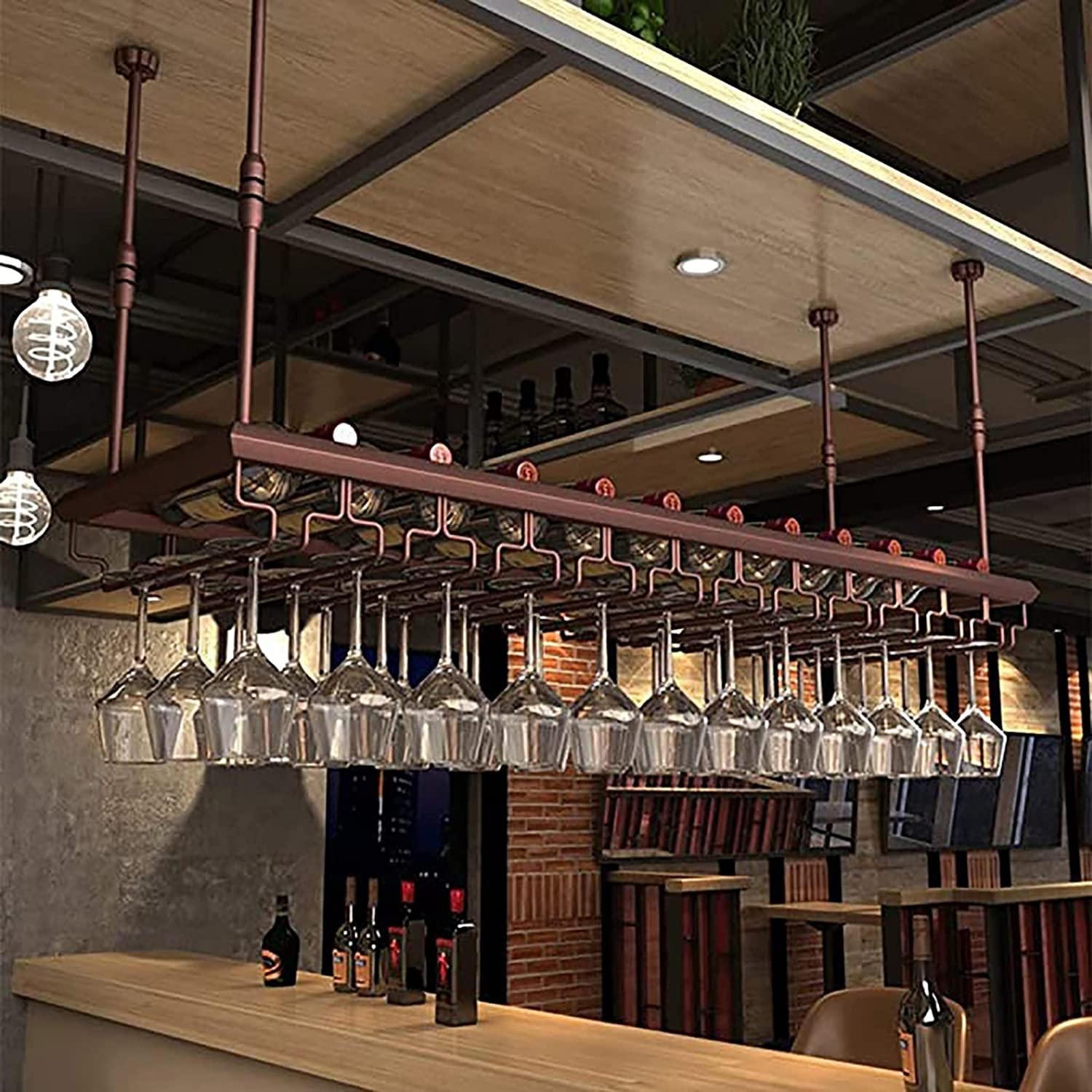 Casier à vin au plafond pour une cuisine conviviale et un bar moderne